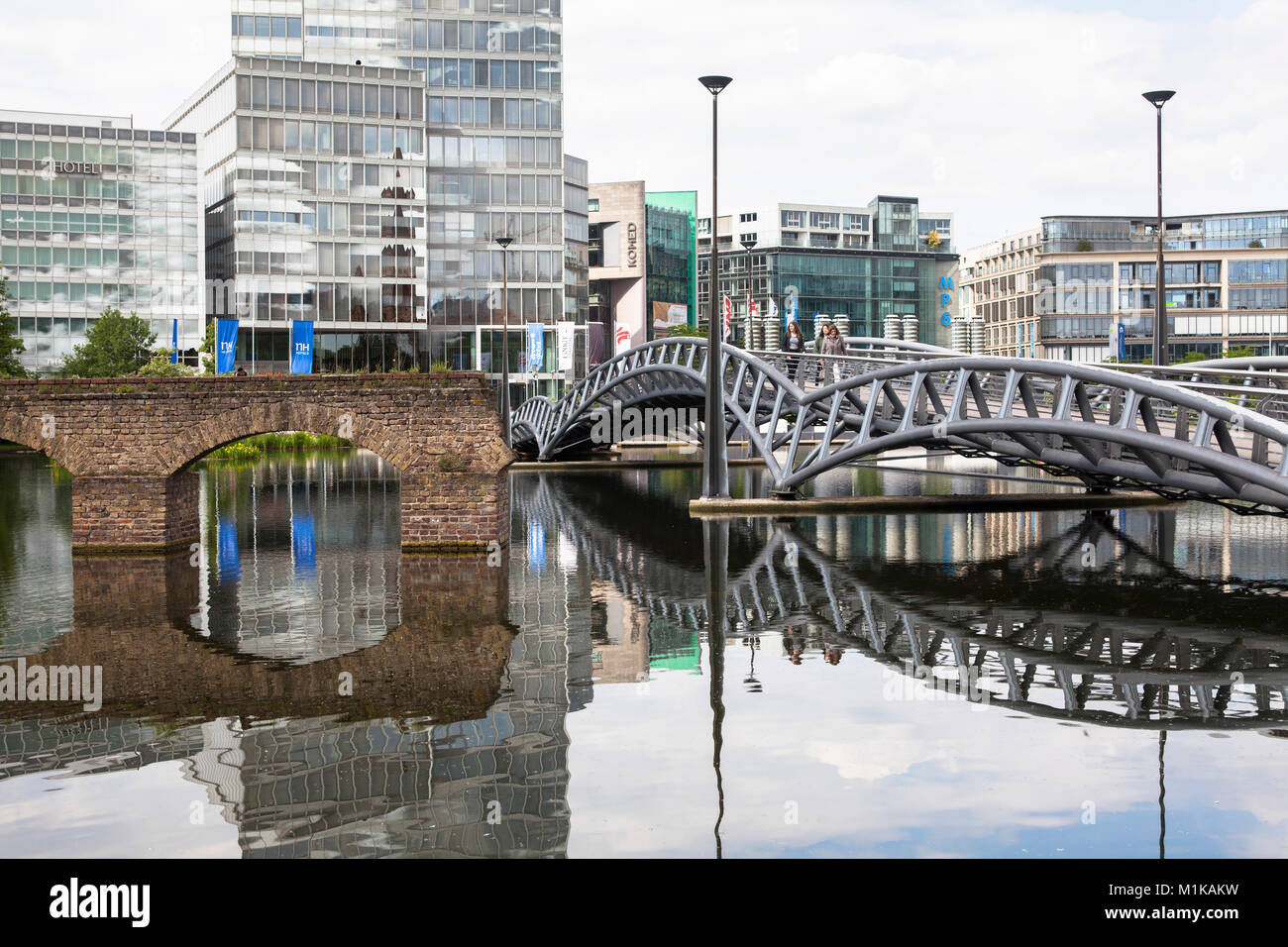 Deutschland, Köln, alte Viadukt, Brücke und die Köln Turm im Mediapark. Deutschland, Koeln, altes Viadukt, Brücke und KoelnTurm im Mediapark. Stockfoto