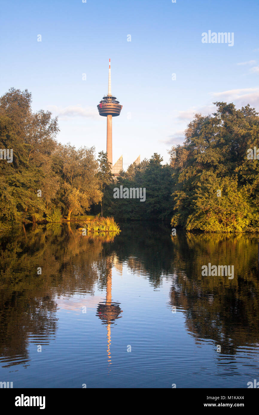 Deutschland, Köln, Fernsehturm Colonius und Teich am Mediapark