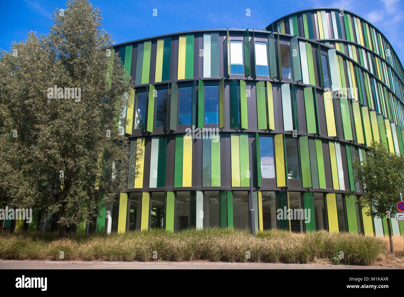 Deutschland, Köln das Bürogebäude Cologne Oval Offices von den Architekten Louisa Hutton und Prof. Matthias Sauerbruch an der Straße Gustav-Heinemann