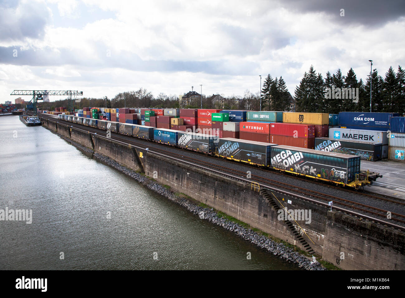 Deutschland, Köln, das Container terminal am Rhein Hafen im Stadtteil Niehl. Deutschland, Koeln, Container-Terminal im Niehler Hafen. Stockfoto