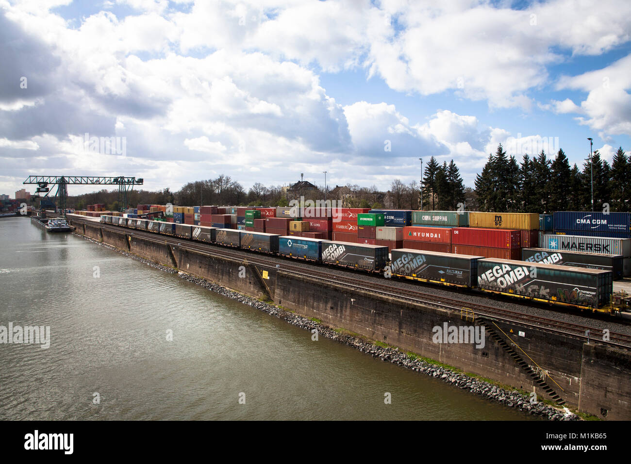 Deutschland, Köln, das Container terminal am Rhein Hafen im Stadtteil Niehl. Deutschland, Koeln, Container-Terminal im Niehler Hafen. Stockfoto