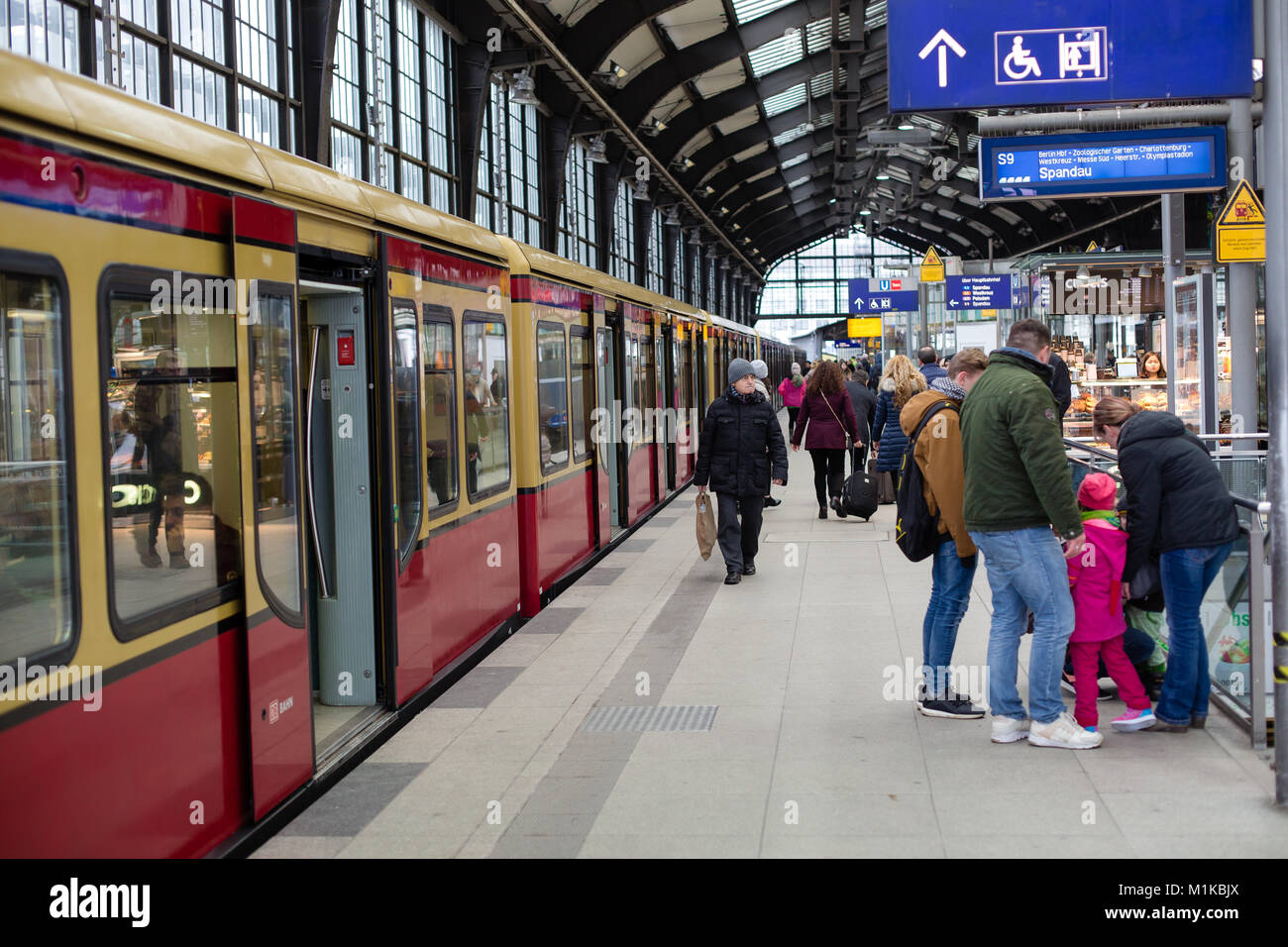 Fahrgäste aus dem Zug auf den Bahnsteig am Bahnhof Friedrichstraße in Berlin Deutschland Stockfoto
