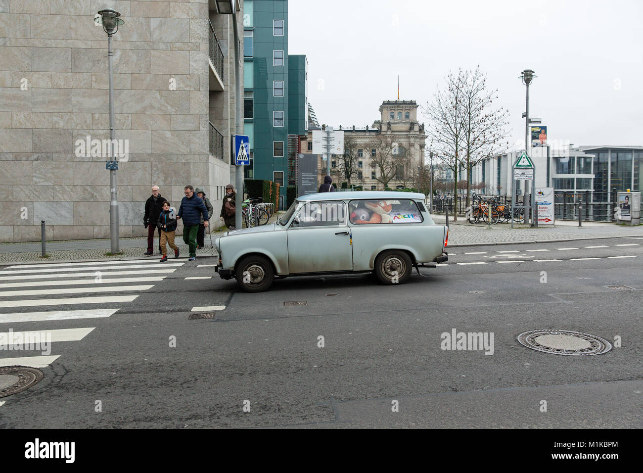 Berühmte deutsche Auto Trabant Limousine mit ausgestopften Spielzeug auf der Straße von Berlin verpackt - während der kommunistischen Ära in Ostdeutschland hergestellt Stockfoto