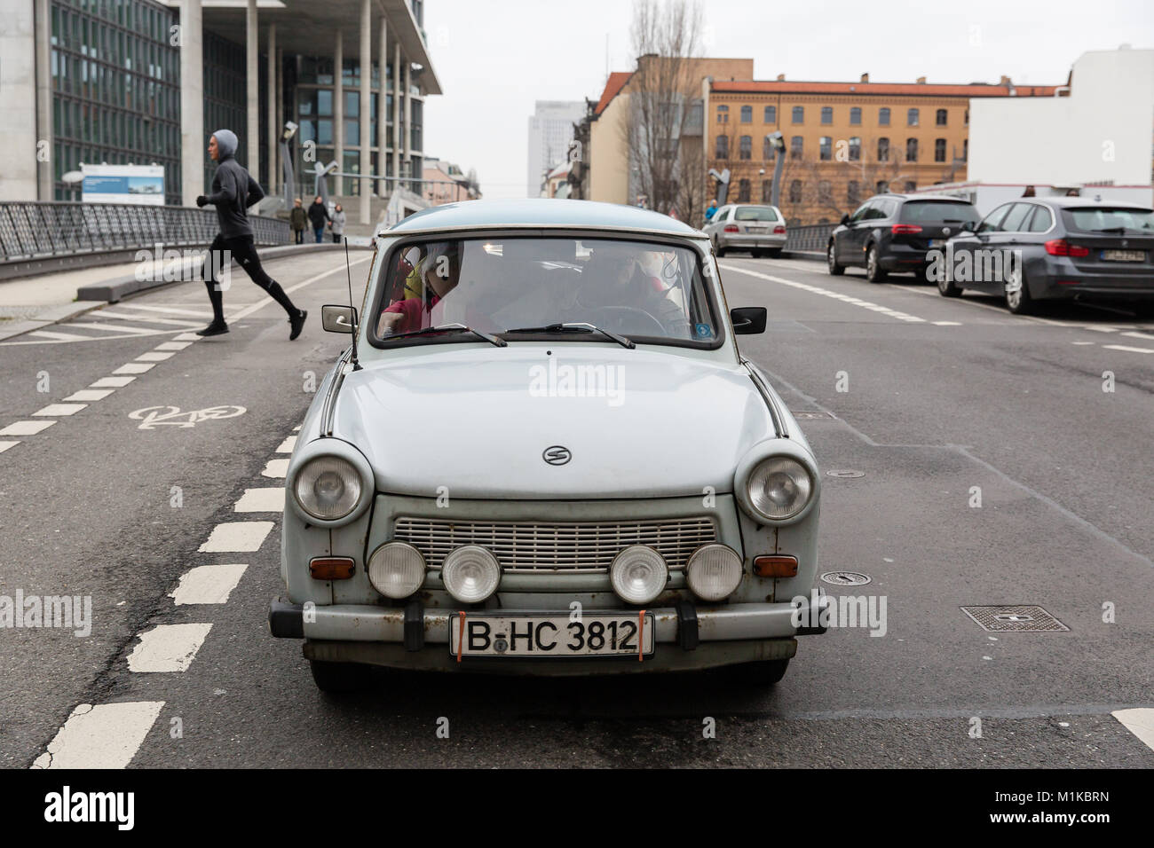 Berühmte deutsche Auto Trabant Limousine mit ausgestopften Spielzeug auf der Straße von Berlin verpackt - während der kommunistischen Ära in Ostdeutschland hergestellt Stockfoto