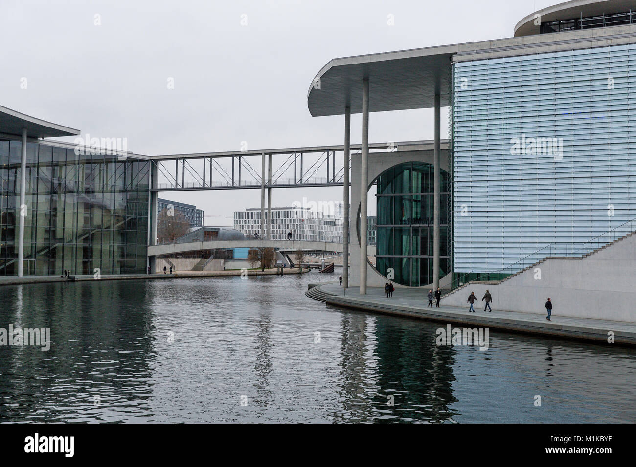 Die moderne Architektur des deutschen Bundeskanzleramt Gebäude als Symbol für die deutsche Einheit direkt am Ufer der Spree gelegen. Spreebogen, Berlin. Stockfoto