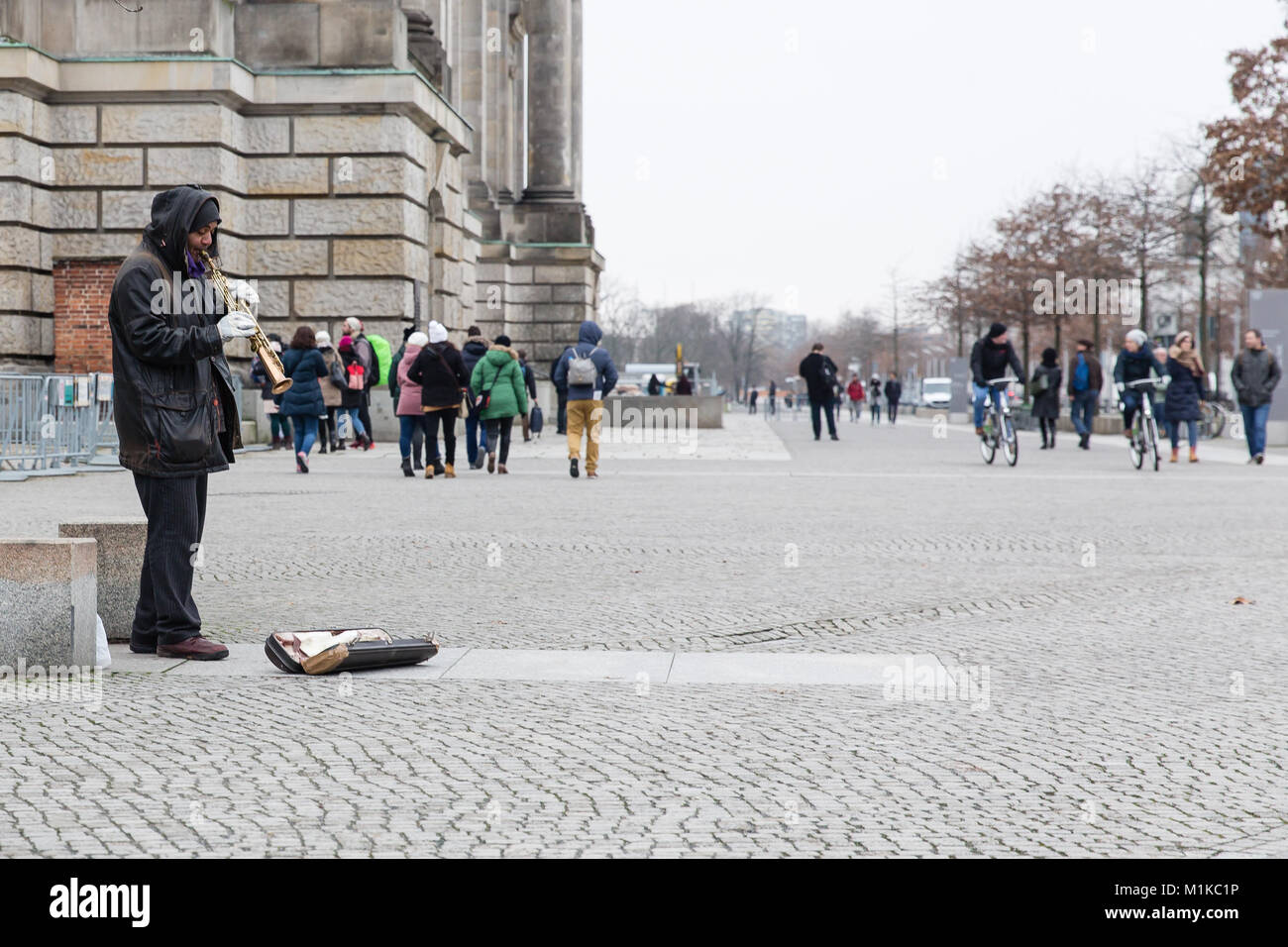 Mann spielt Sopran Saxophon zu Touristen in Berlin, Reichstag, Deutschland Stockfoto