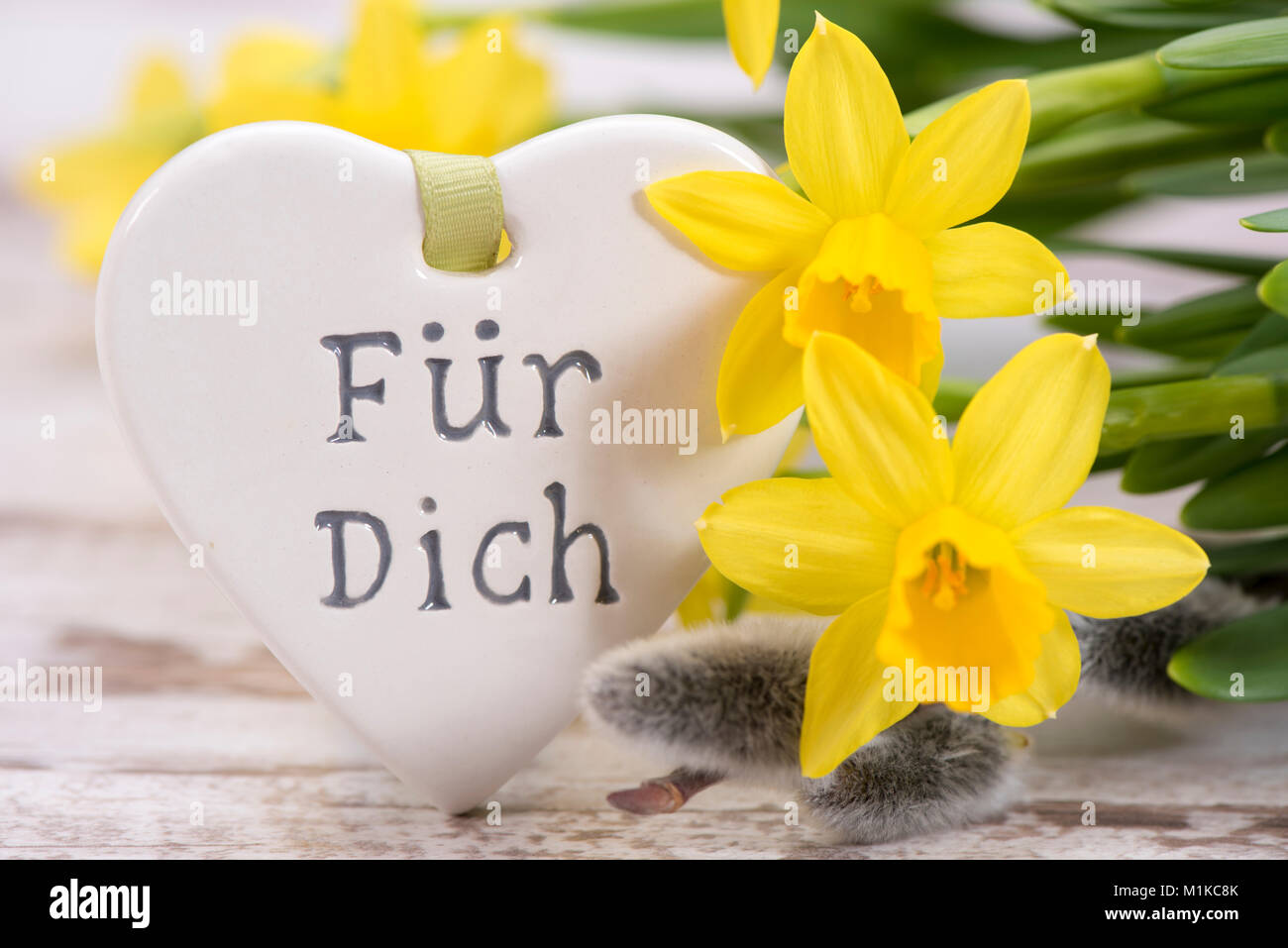 Blumenstrauß zum Valentinstag mit Herz und Aufschrift "Für Dich" Stockfoto