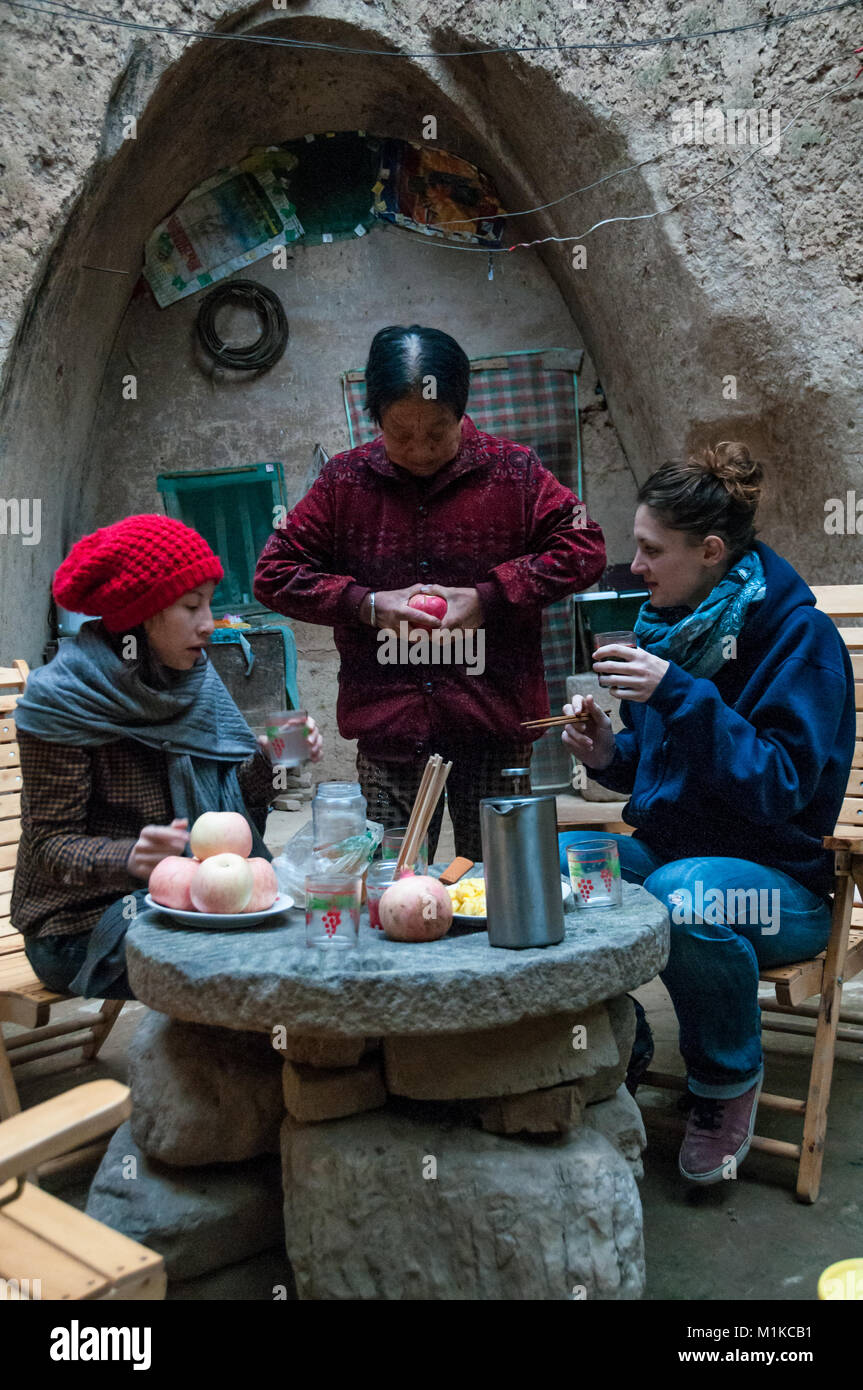 Frühstück in der Familie Wang Höhle in Hanyu Dorf außerhalb der Stadt Xi'an Xi'an Insider. China. Stockfoto