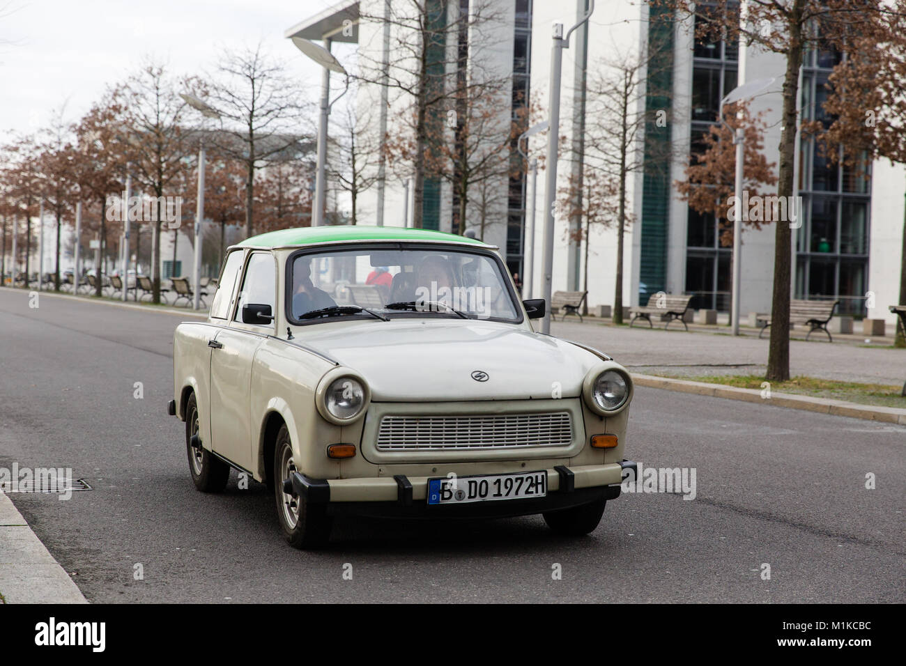 Berühmte deutsche Auto Trabant 601 s Deluxe auf den Straßen von Berlin während der kommunistischen Ära in Ostdeutschland hergestellt Stockfoto