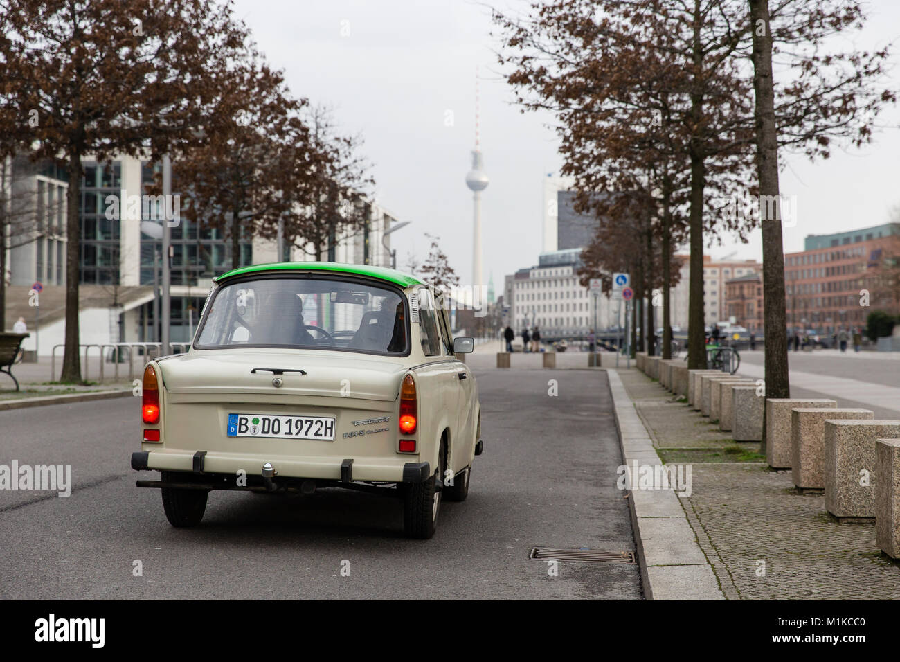 Berühmte deutsche Auto Trabant 601 s Deluxe auf den Straßen von Berlin während der kommunistischen Ära in Ostdeutschland hergestellt Stockfoto