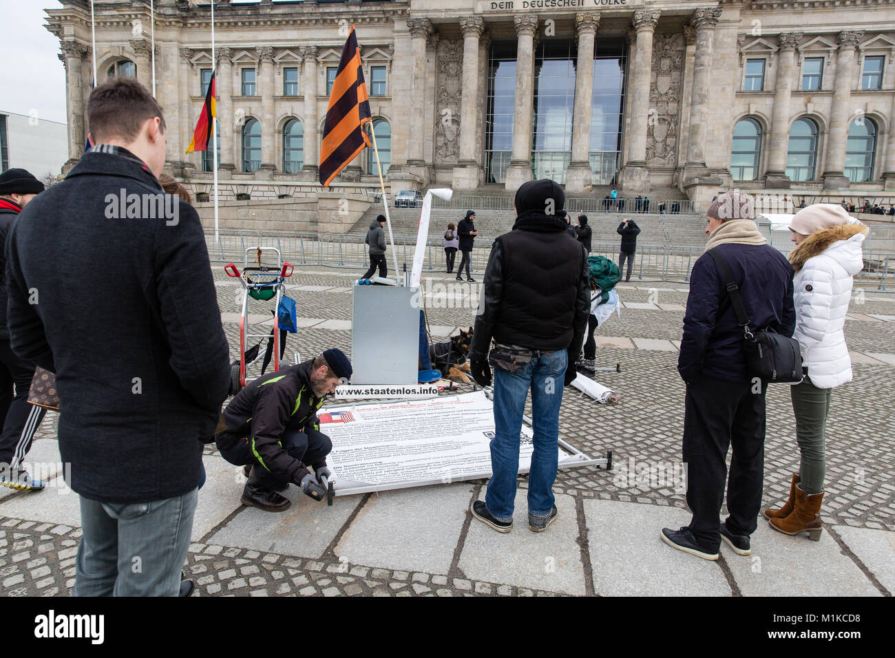 Aktivist in Berlin vor dem Reichstagsgebäude Einrichten eines Streikposten stehen, erhalten Touristen Aufmerksamkeit. Stockfoto