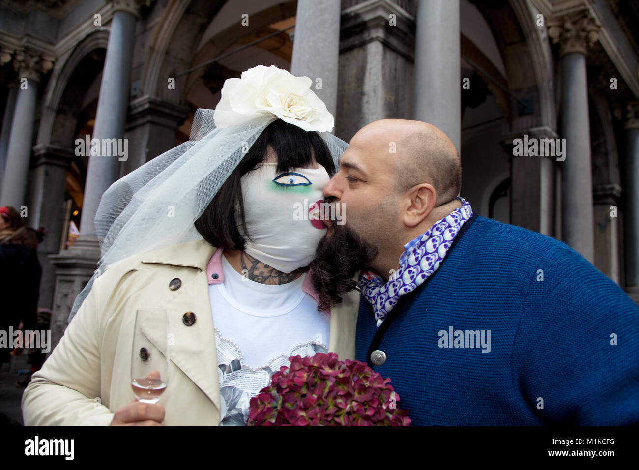Europa, Deutschland, Nordrhein-Westfalen, Köln, Karneval, brautpaar am 11. November 2011 (11.11.11, jedes Jahr an diesem Datum der Karneval beginnt) Le Stockfoto