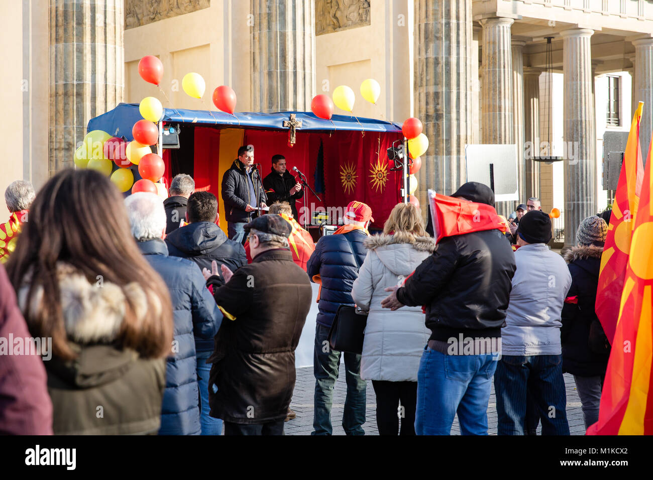 Mazedonier leben in Berlin die Inszenierung eines friedlichen Protest Missbilligung der mazedonischen Regierung Politik zu demonstrieren und ruft zur Einheit der Nation Stockfoto