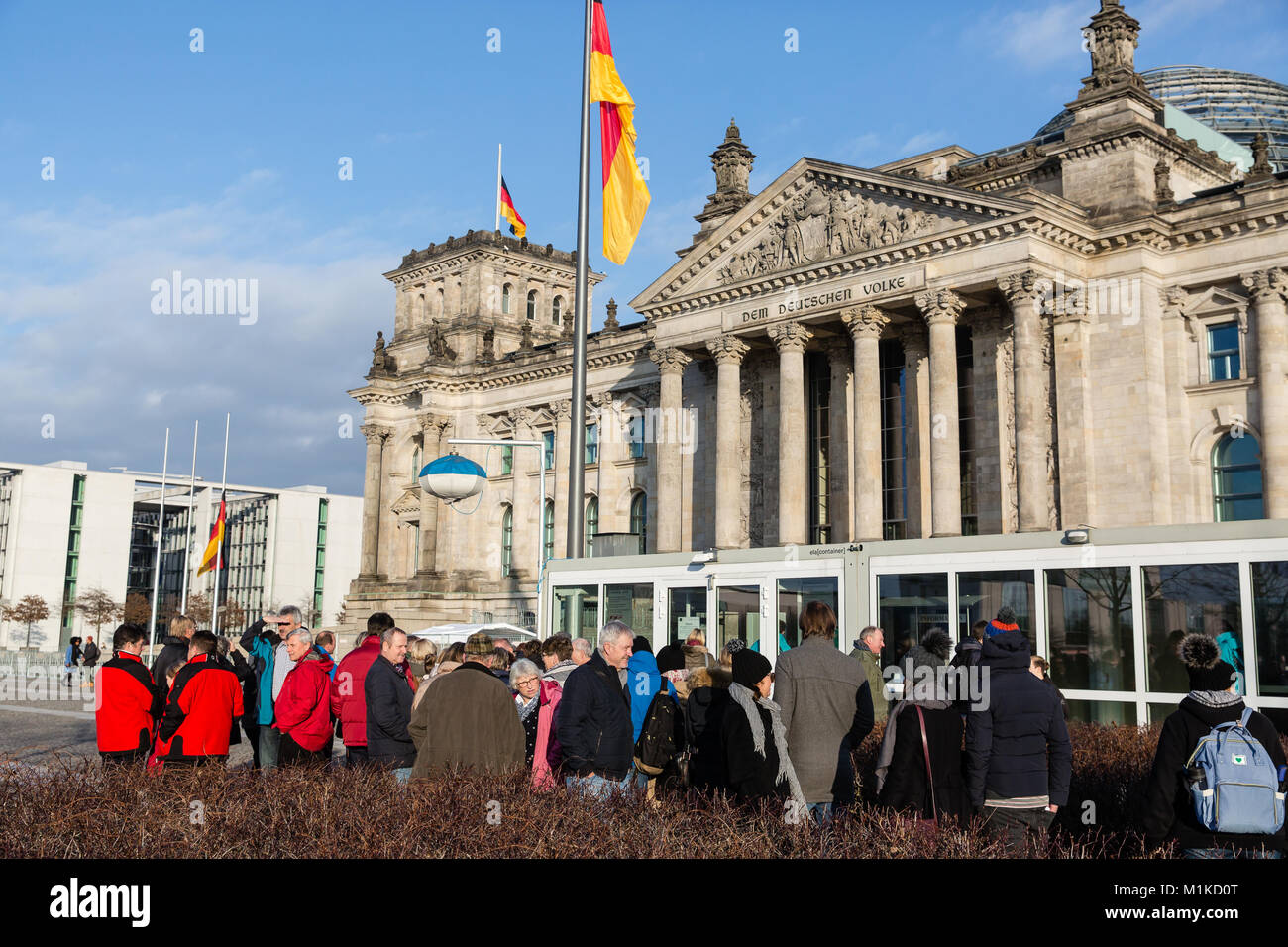 Touristen Schlange am Eingang zum Reichstag's Museum in Berlin, Deutschland Stockfoto