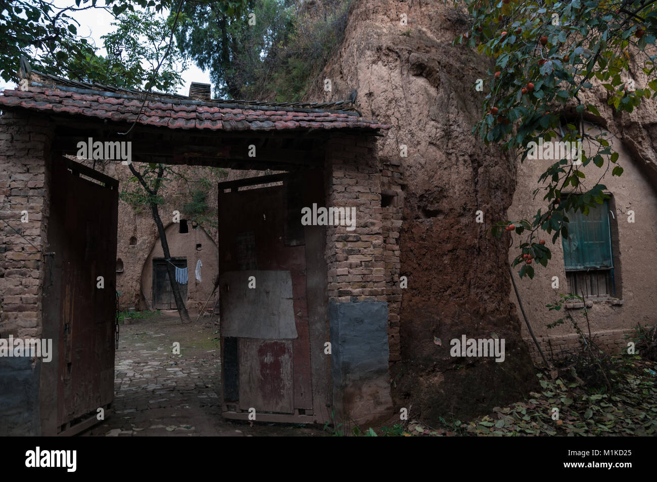 Eingang zu einer Höhle Wohnung in Hanyu Dorf, am Rande der Stadt Xi'an. Stockfoto