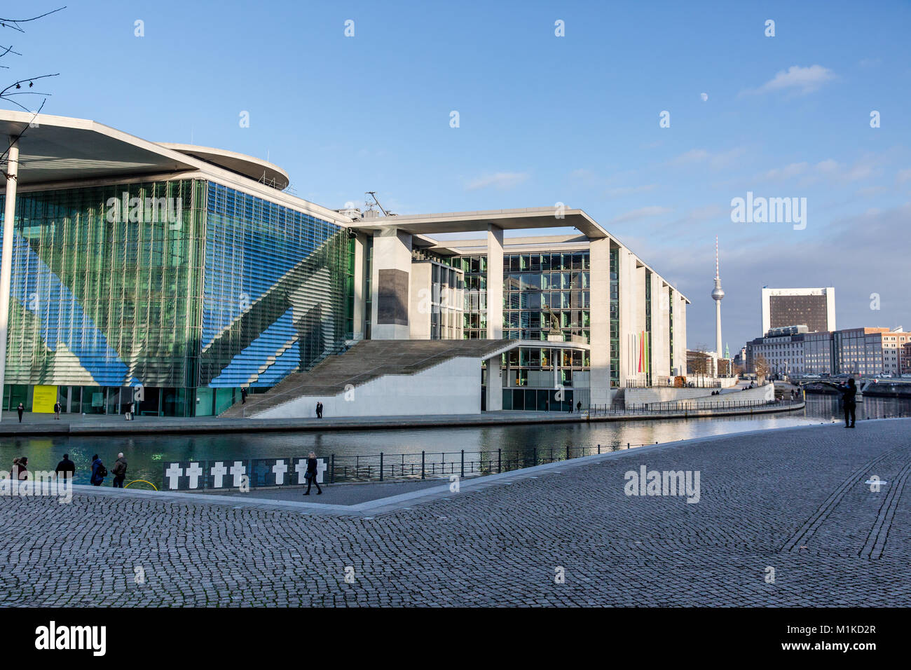 Berlin moderne Architektur der Deutschen Bundesregierung und Kanzleramt an der Spree gelegen. Blue Sky Stockfoto