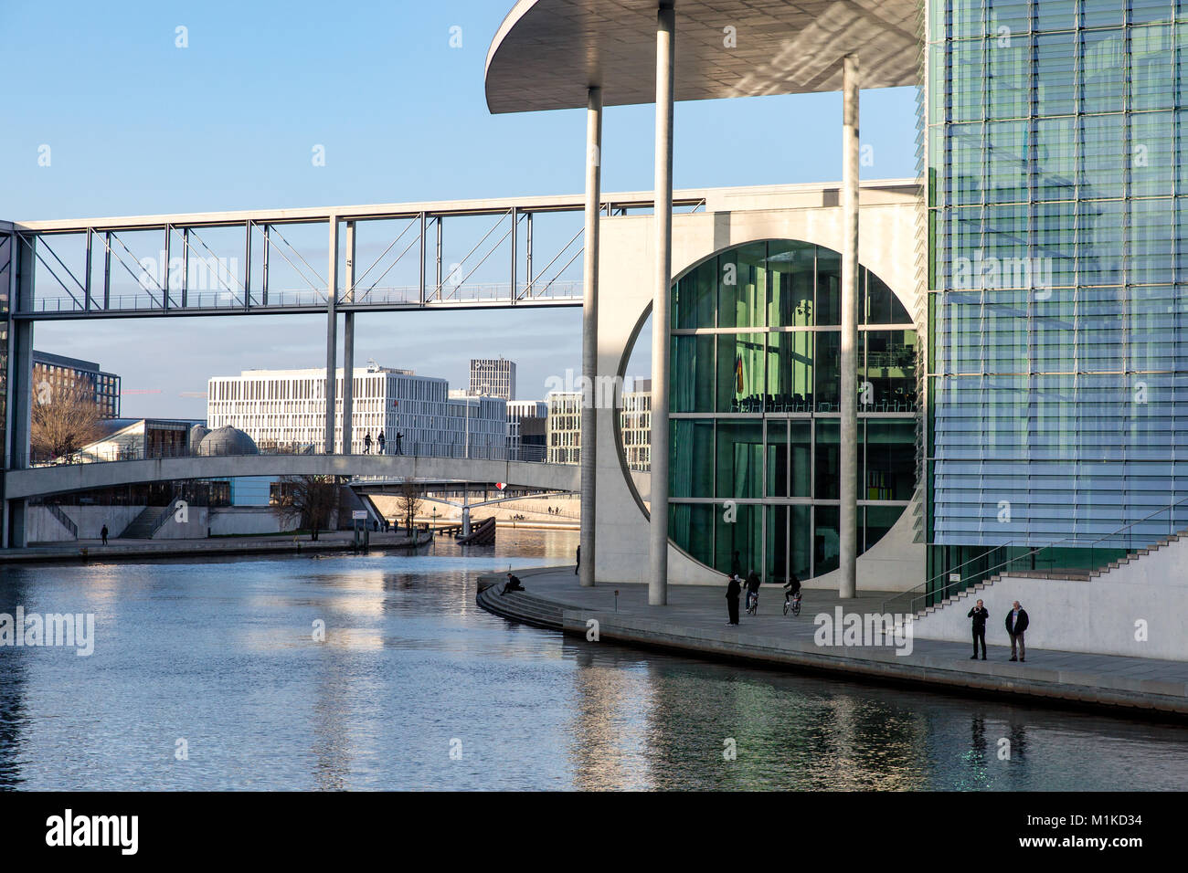 Berlin moderne Architektur der Deutschen Bundesregierung und Kanzleramt an der Spree gelegen. Blue Sky Stockfoto