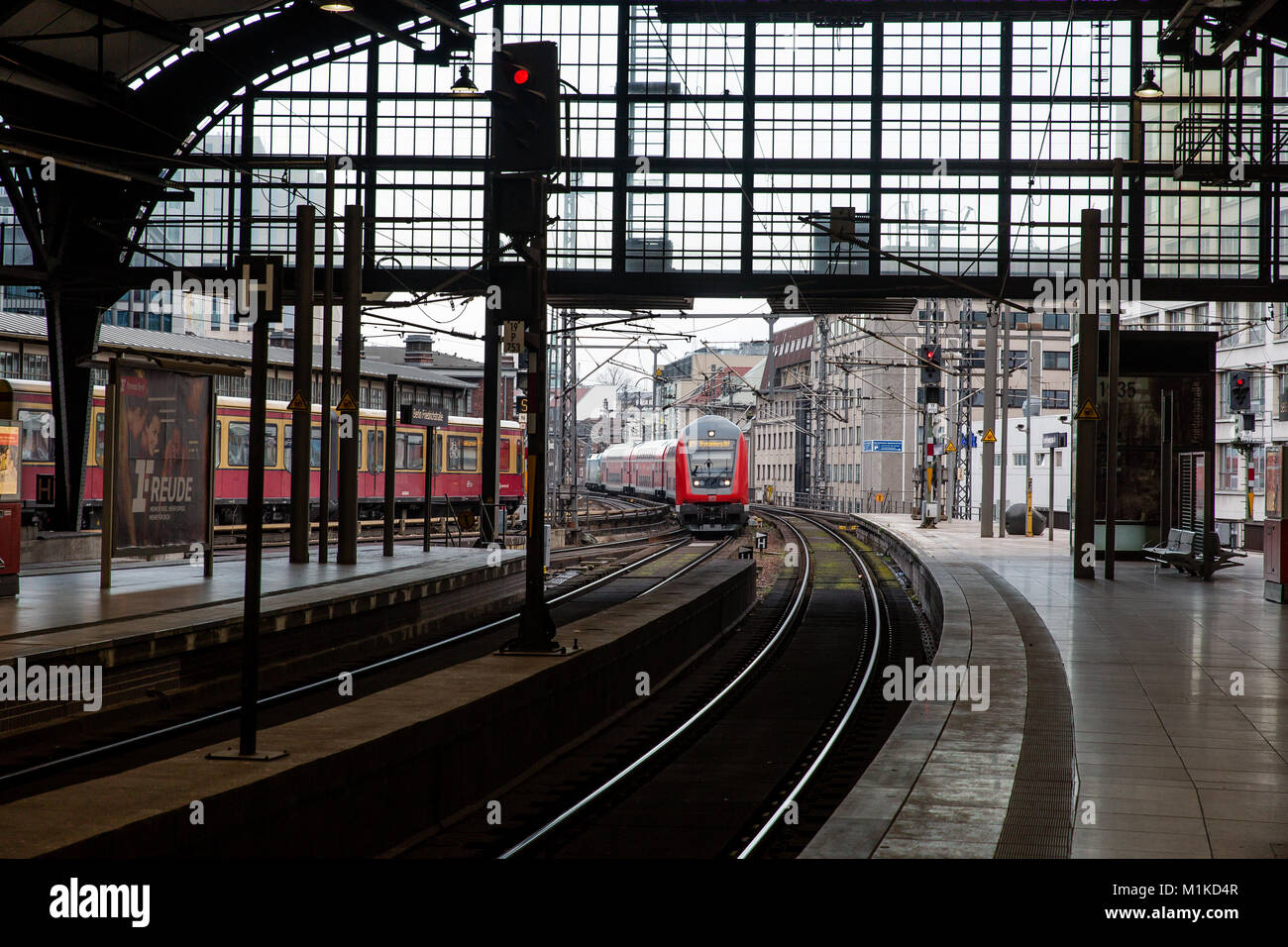 Der Zug nähert sich der Bahnhof Berlin Friedrichstraße in der deutschen Hauptstadt Berlin Stockfoto