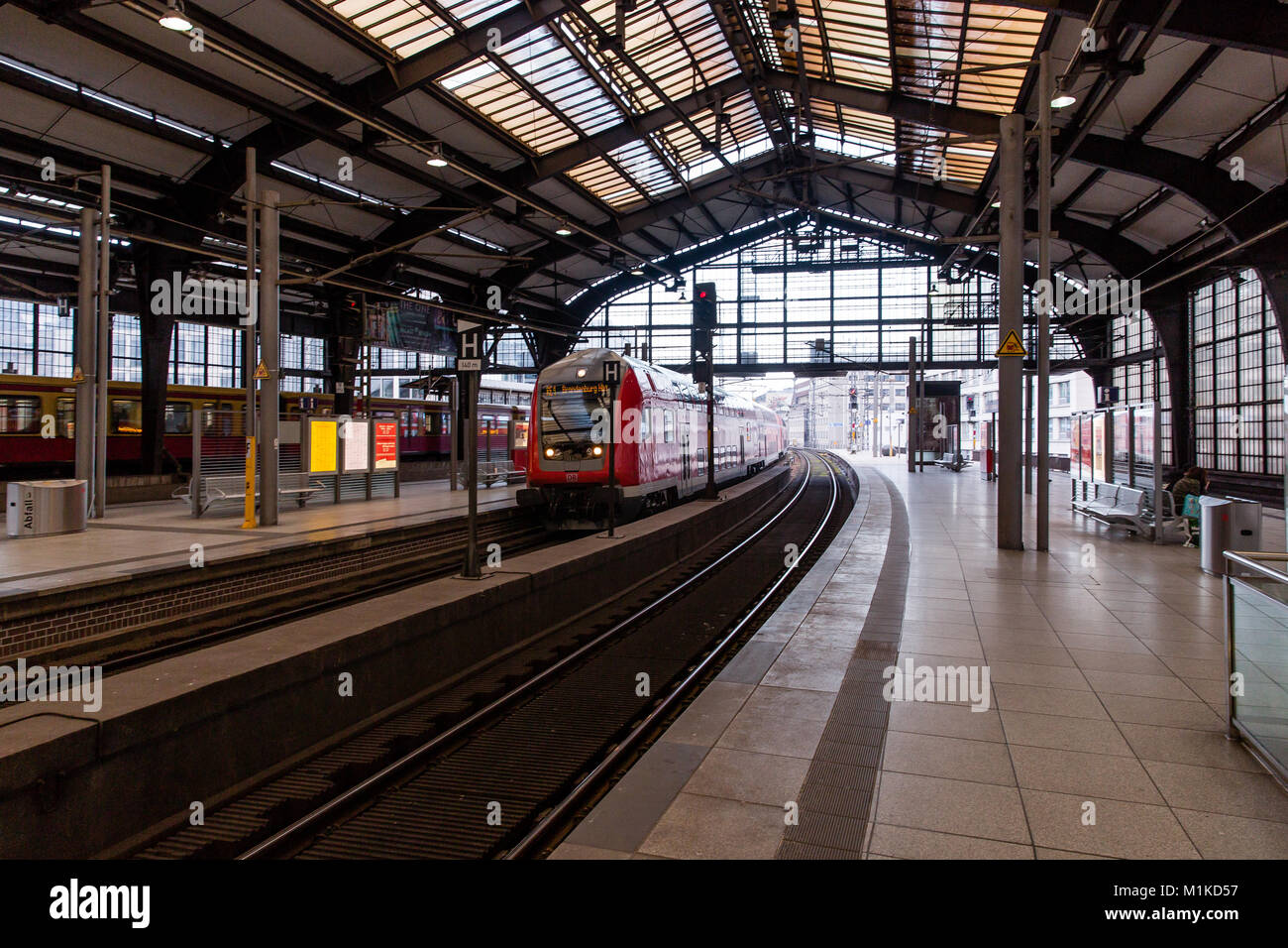 Der Zug nähert sich der Bahnhof Berlin Friedrichstraße in der deutschen Hauptstadt Berlin Stockfoto