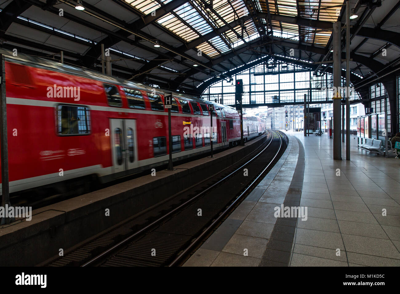 Der Zug nähert sich der Bahnhof Berlin Friedrichstraße in der deutschen Hauptstadt Berlin Stockfoto