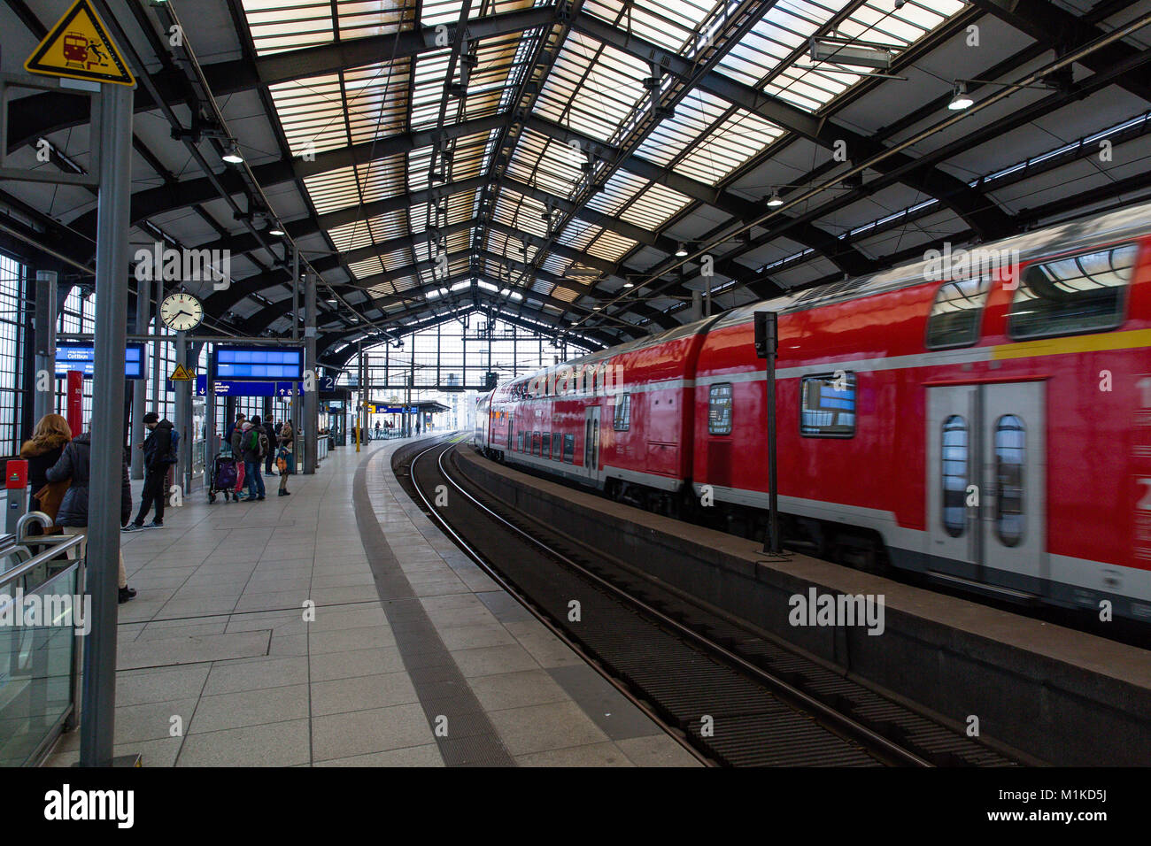 Der Zug nähert sich der Bahnhof Berlin Friedrichstraße in der deutschen Hauptstadt Berlin Stockfoto