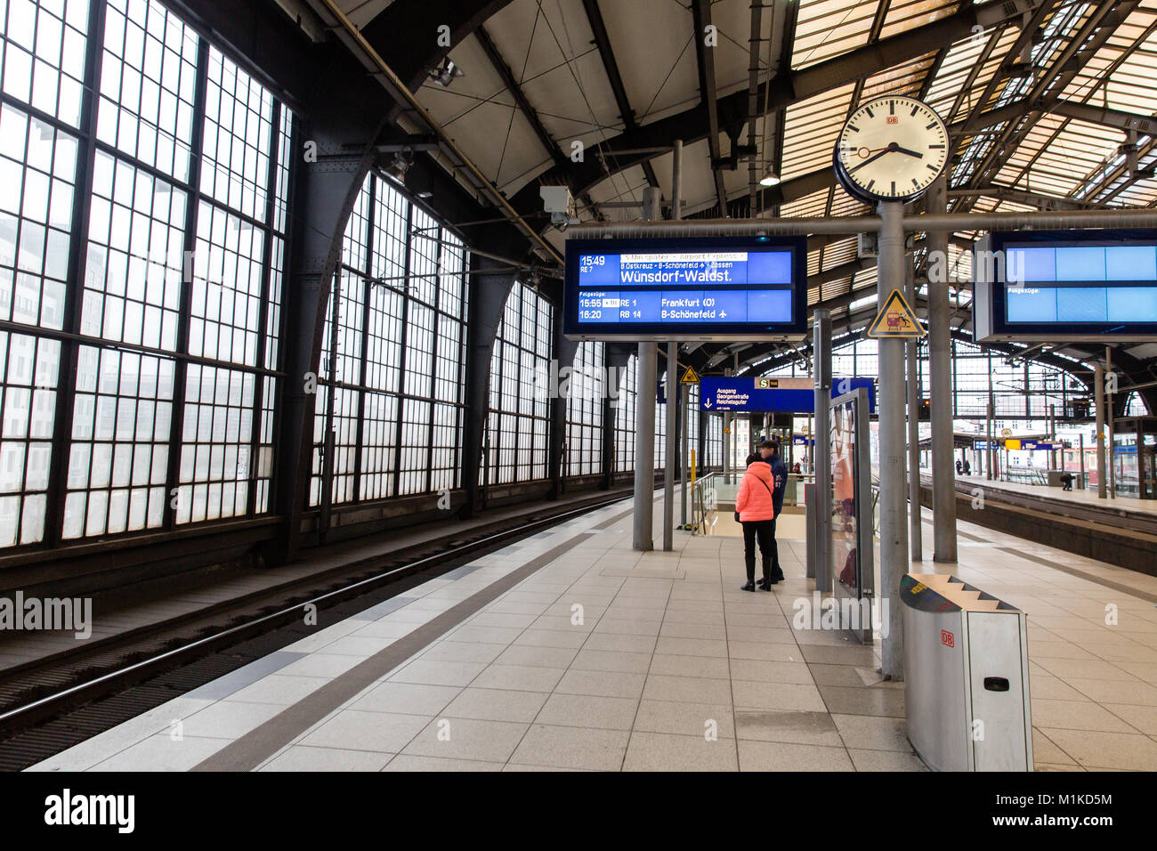 Passagiere für einen Zug am Bahnhof Friedrichstraße in Berlin in der deutschen Hauptstadt Berlin warten Stockfoto