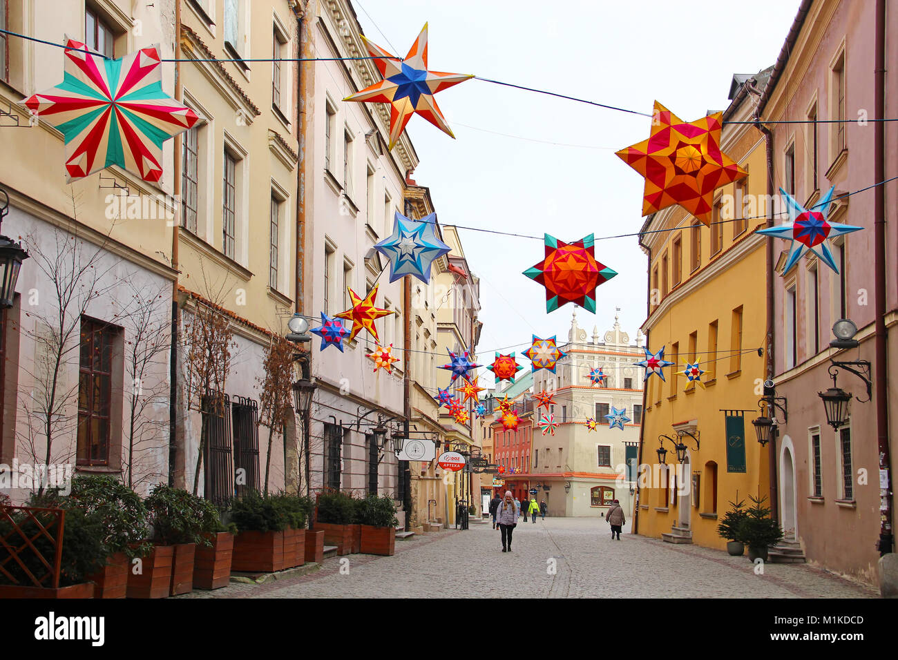 LUBLIN, Polen - Januar 16, 2018: Bramowa Straße in Lublin Altstadt mit Weihnachtsschmuck Stockfoto