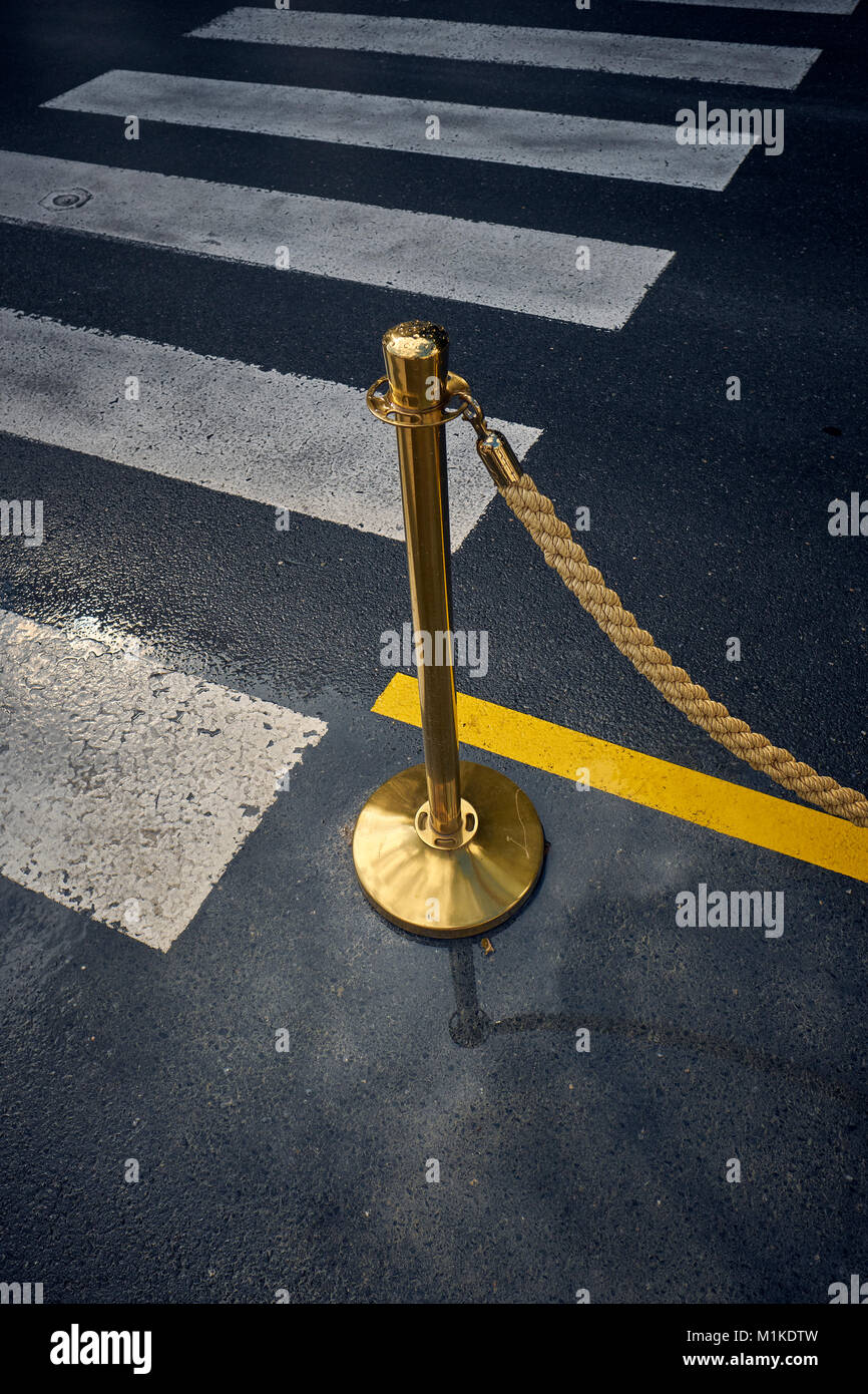 Ein goldenes Seil Barriere und stehen an einem Fußgängerübergang - besondere vip jeden Tag Stockfoto