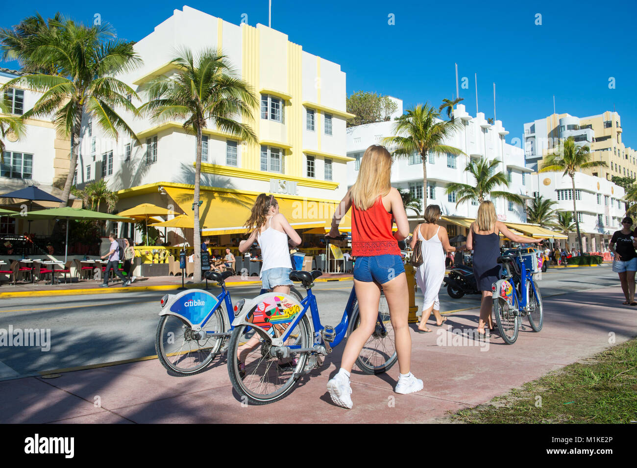 MIAMI - Dezember 27, 2017: Radfahrer und Jogger Anteil am Morgen am Strand Promenade Promenade am Lummus Park in South Beach. Stockfoto