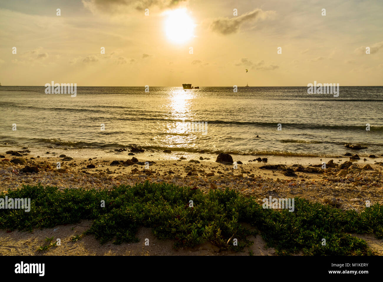 Malerischer Blick auf den Sonnenuntergang in der idyllischen Insel Aruba. Karibik Landschaft. Stockfoto