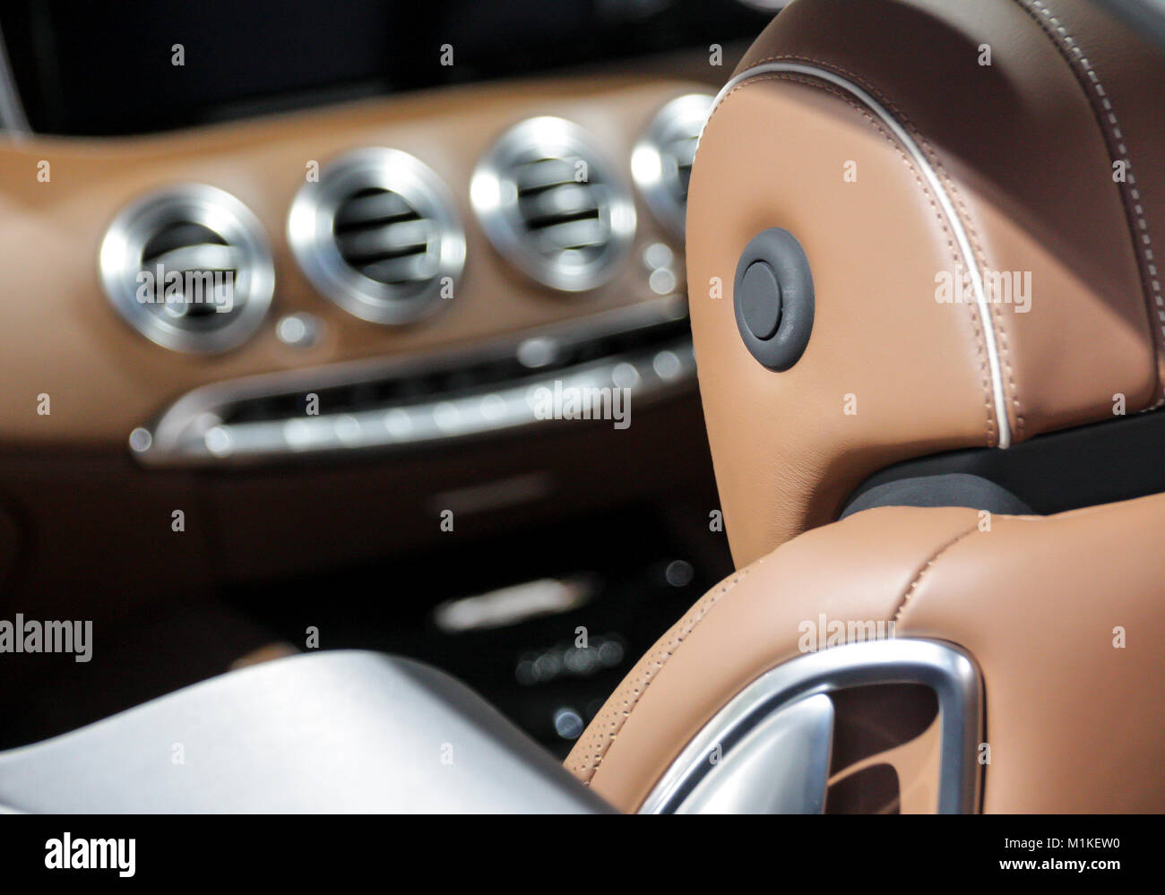 Der Innenraum eines Autos mit braunem Leder und Chrom Instrumente Stockfoto