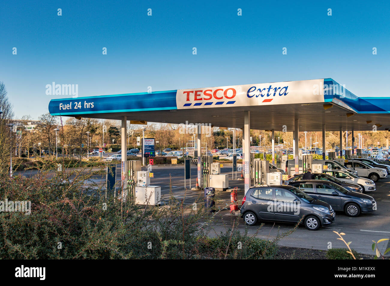 Autos füllt sich mit Kraftstoff zu einem Tesco Extra Tankstelle in Sandhurst, Berkshire Stockfoto