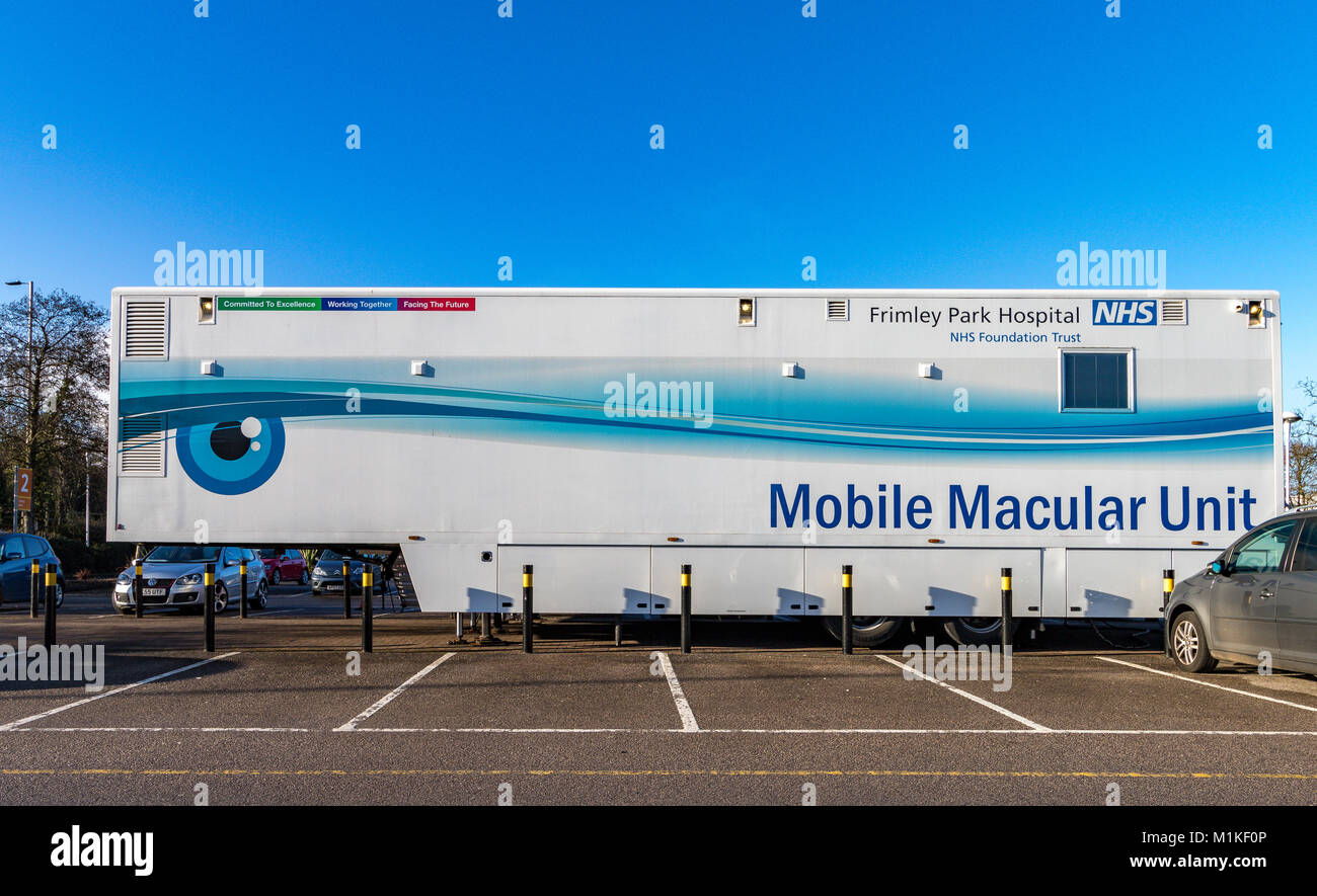 Frimley Park Hospital NHS Foundation Trust Mobile Makuladegeneration Einheit in einem Supermarkt Parkplatz bietet One-Stop-Behandlung der Augenkrankheit AMD geparkt Stockfoto