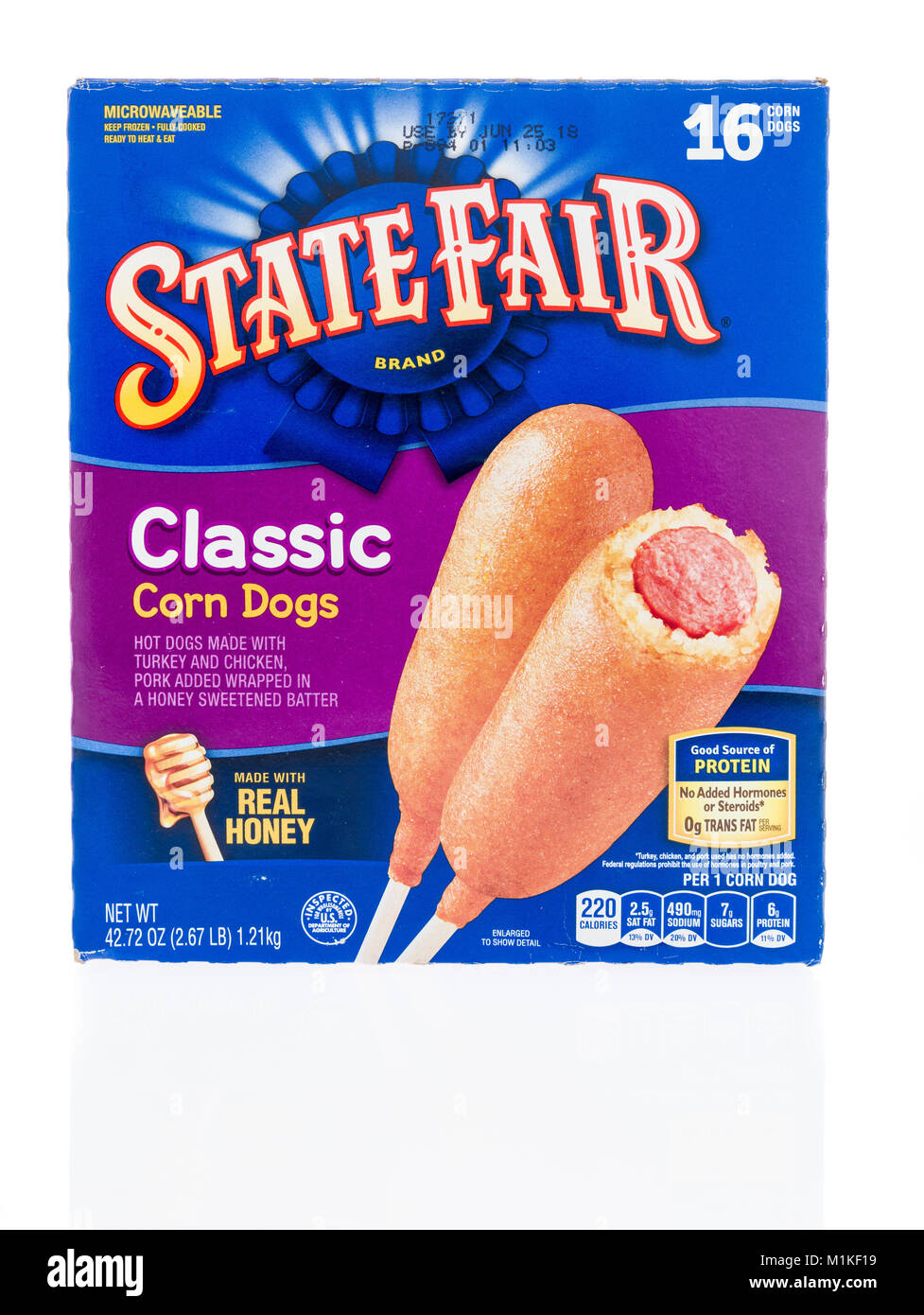 Winneconne, WI - 24. Januar 2018: Ein Paket von State Fair Marke classic Mais Hunde auf einem isolierten Hintergrund. Stockfoto