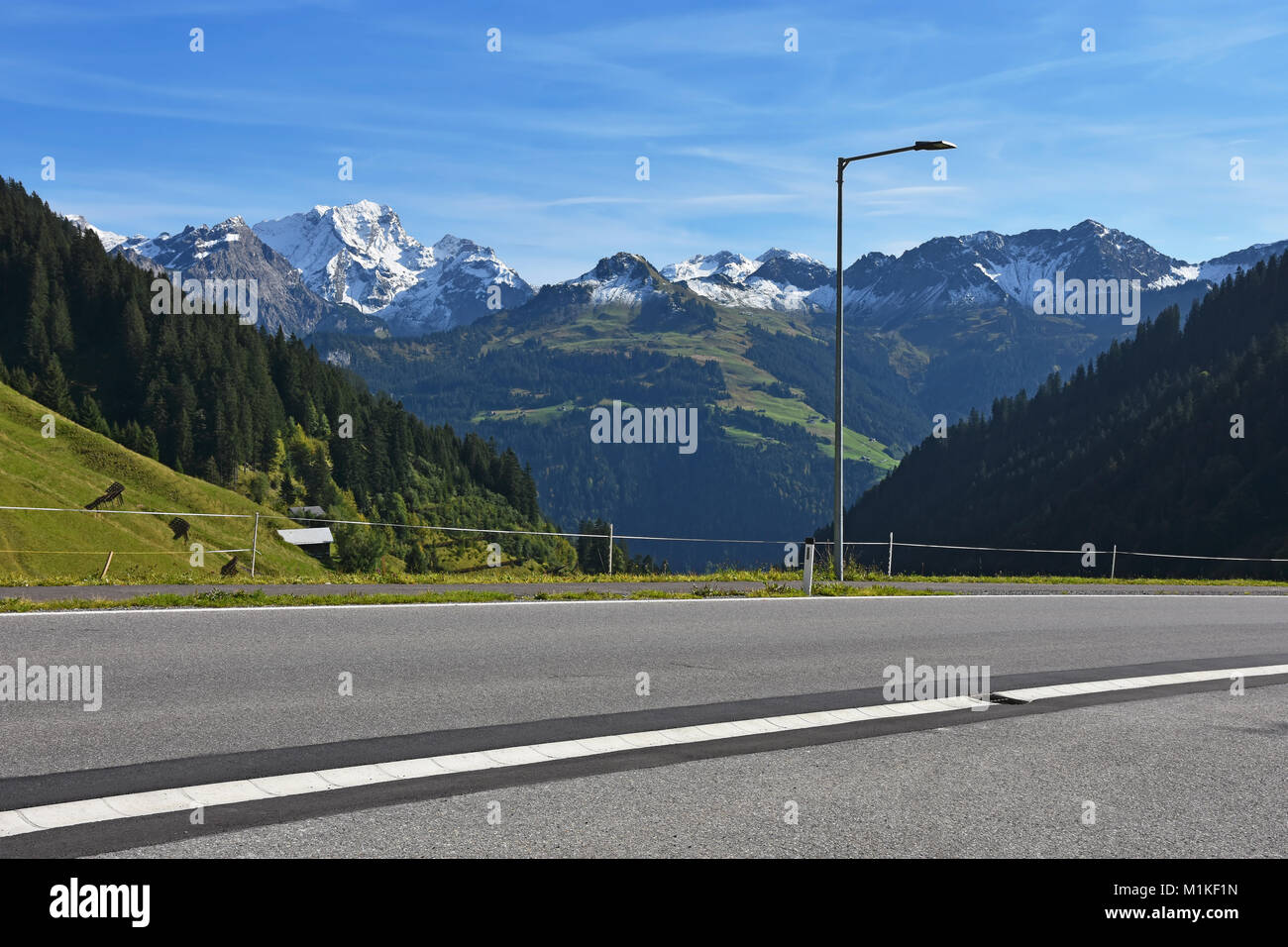 Blick vom Pass Faschinajoch Straße an einem sonnigen Tag zu Rote Wand Berg. Vorarlberg, Österreich Stockfoto