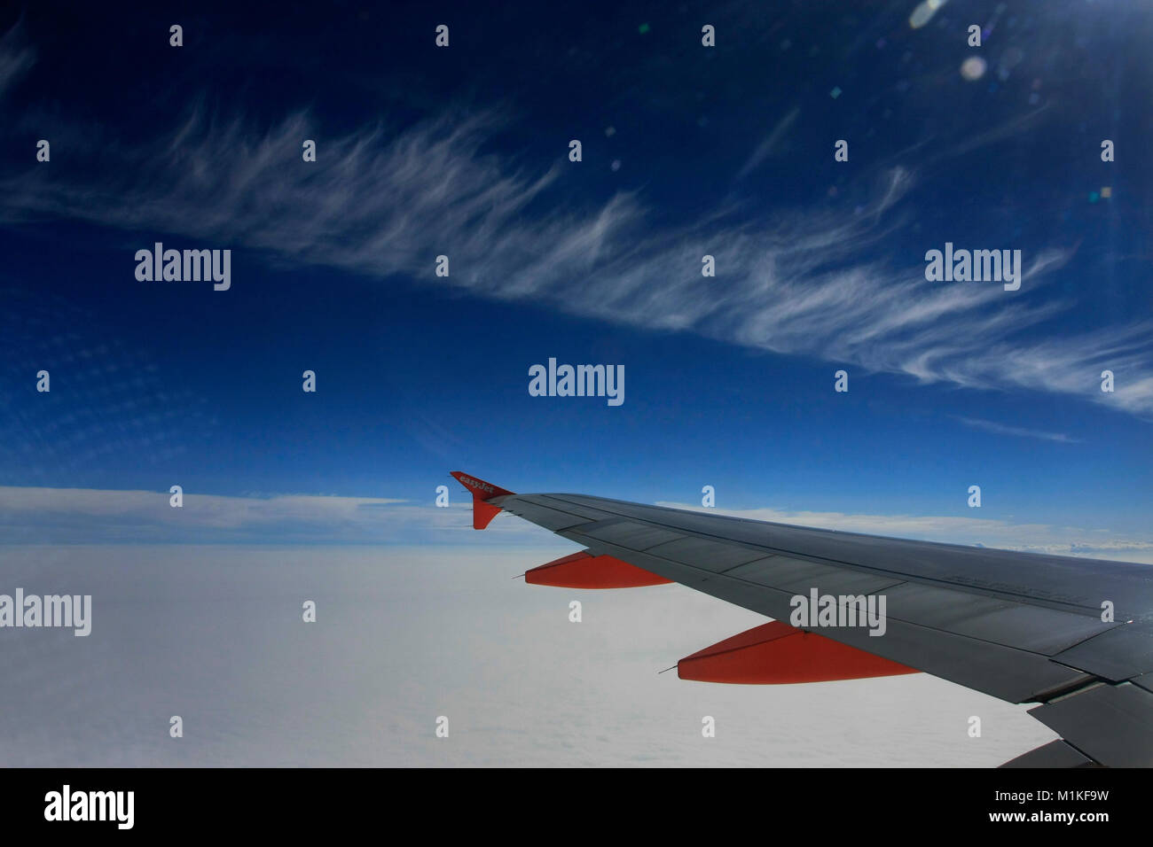 Flügel eines Flugzeugs am Himmel. Stockfoto