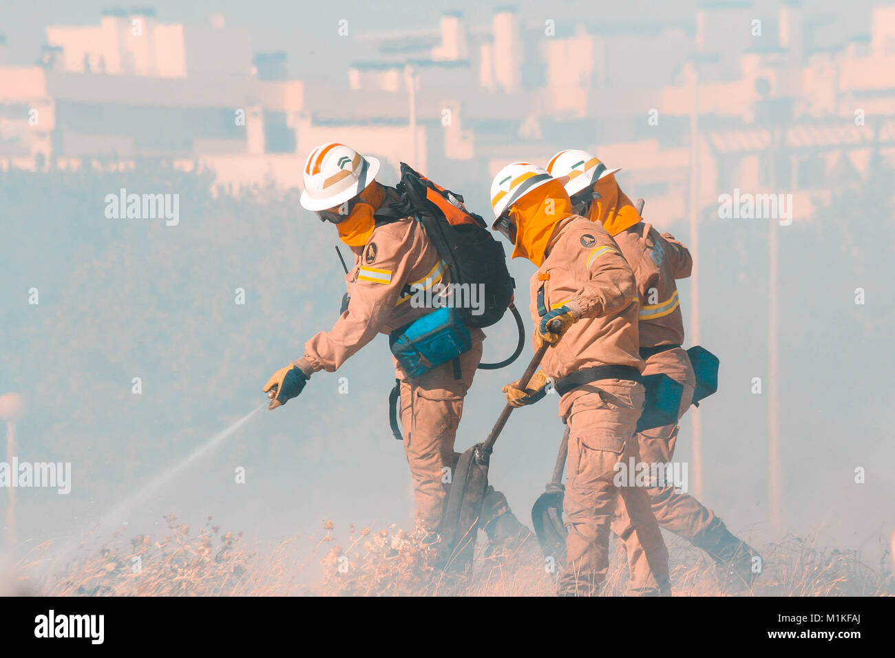 Diese photograpgy agreessive der Feuerwehr bei einem Brand in der Strand gefangen, wurden keine Personen verletzt. Mit Canon 750D geschossen und in Lighroom bearbeitet Stockfoto