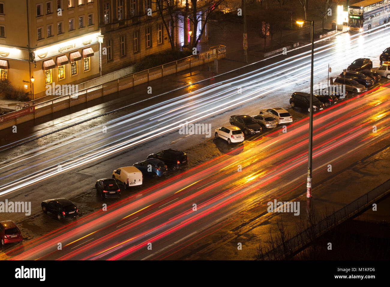 Straße in Berlin in der Nacht. Stockfoto