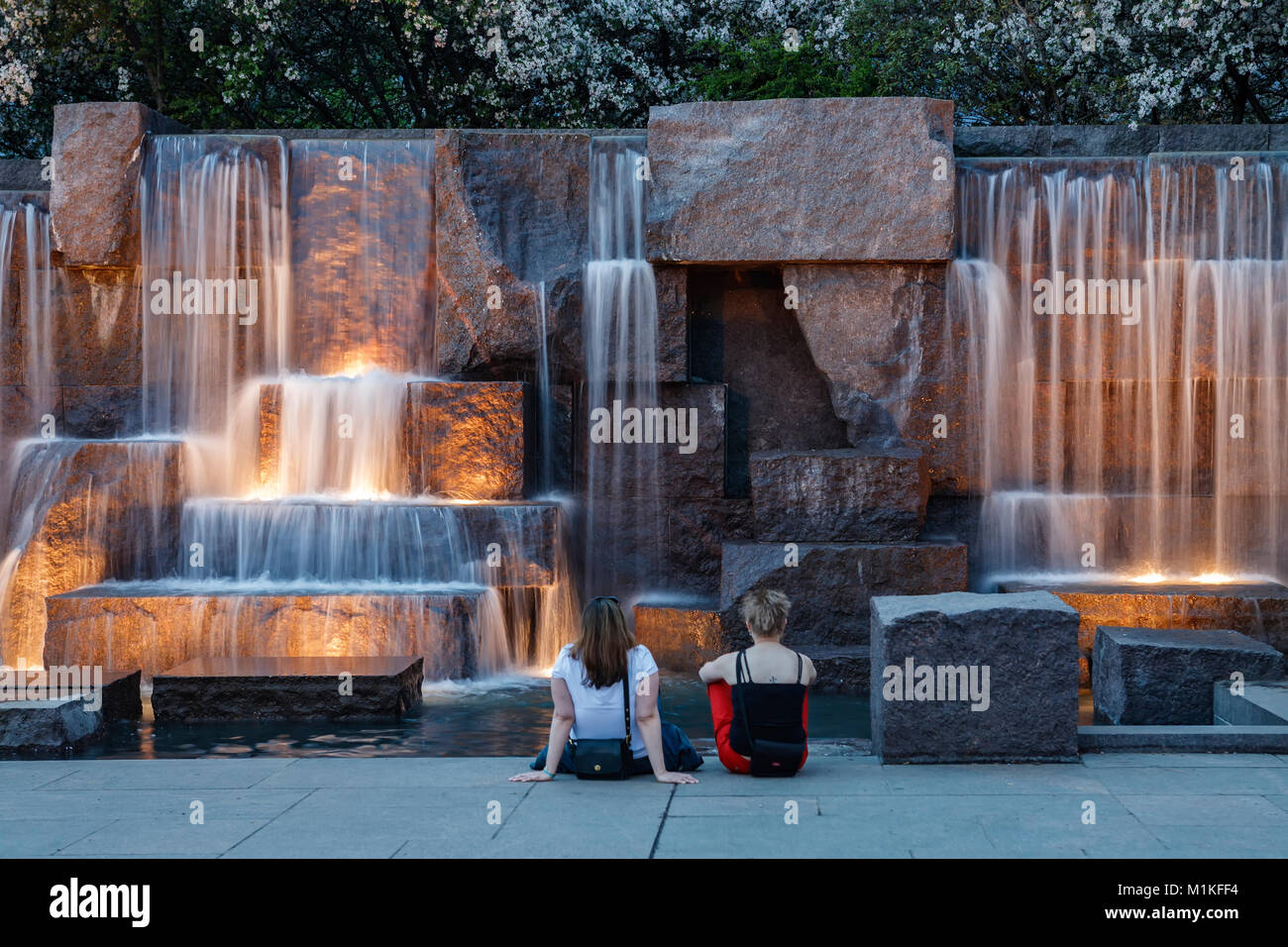 Zwei Freunde am Wasserfall Brunnen, Franklin Delano Roosevelt FDR Memorial, Washington, District of Columbia USA Stockfoto