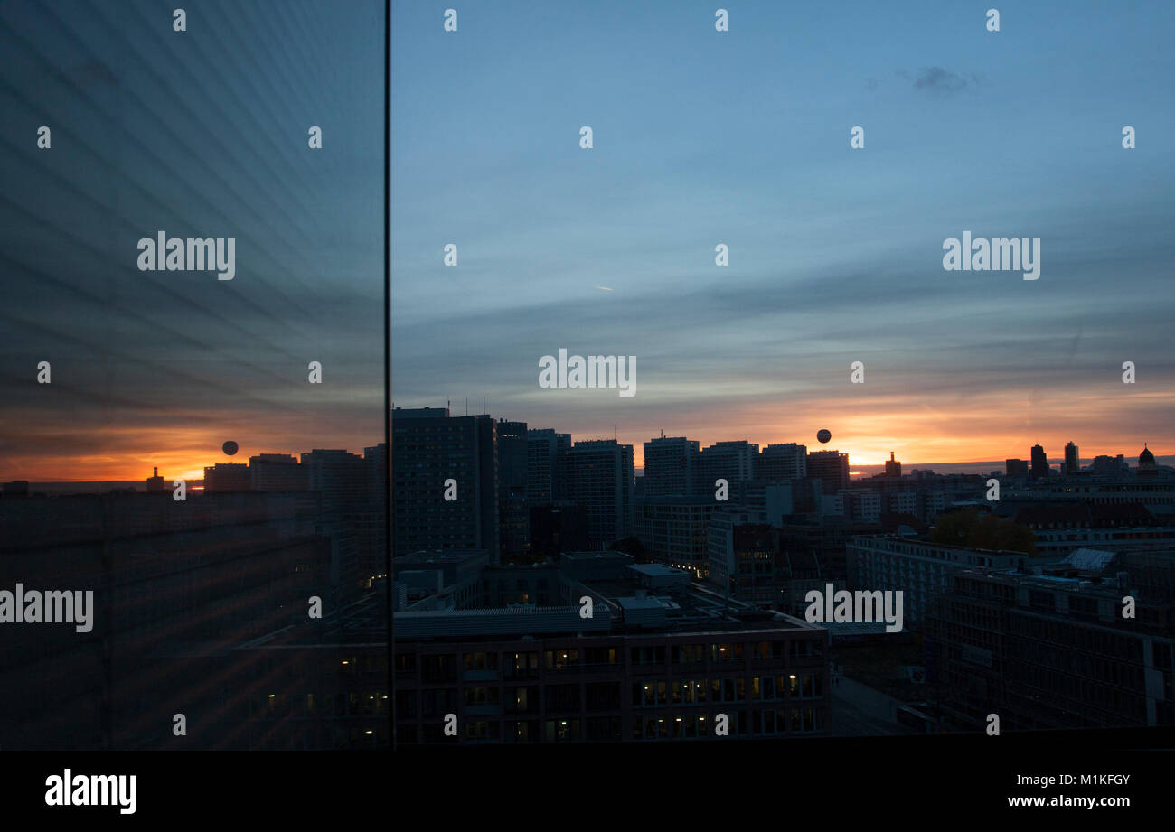 Ein Blick auf den Potsdamer Platz bei Sonnenuntergang in Berlin. Stockfoto