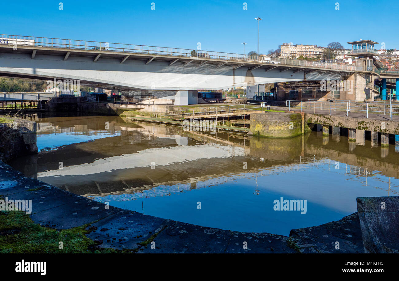 Die Plimsoll Drehbrücke in Bristol Cumberland Basin nimmt der Verkehr über das Wasser und die Boote fahren zu und von den Schwimmenden Hafen zu übergeben Stockfoto