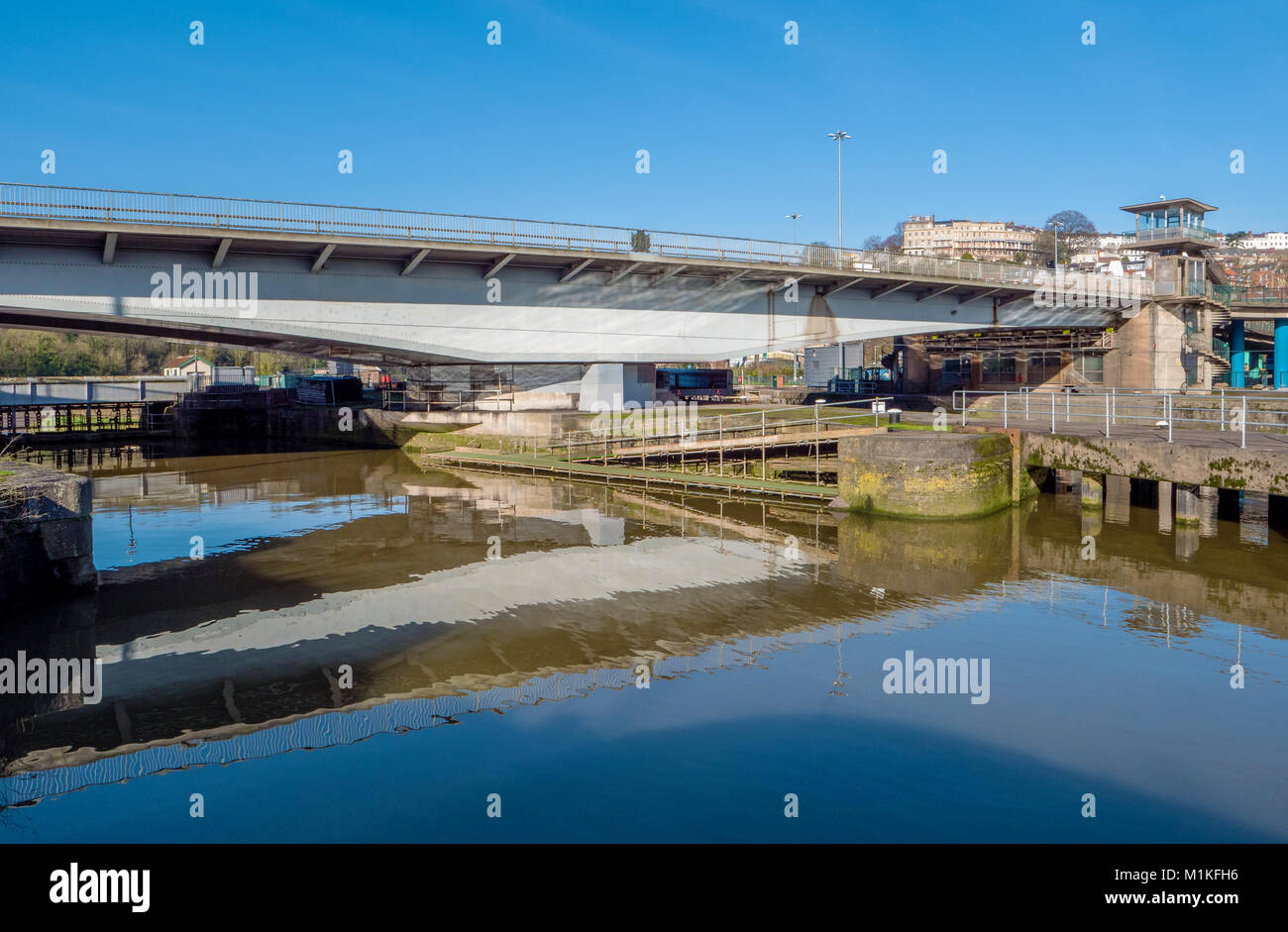 Die Plimsoll Drehbrücke in Bristol Cumberland Basin nimmt der Verkehr über das Wasser und die Boote fahren zu und von den Schwimmenden Hafen zu übergeben Stockfoto