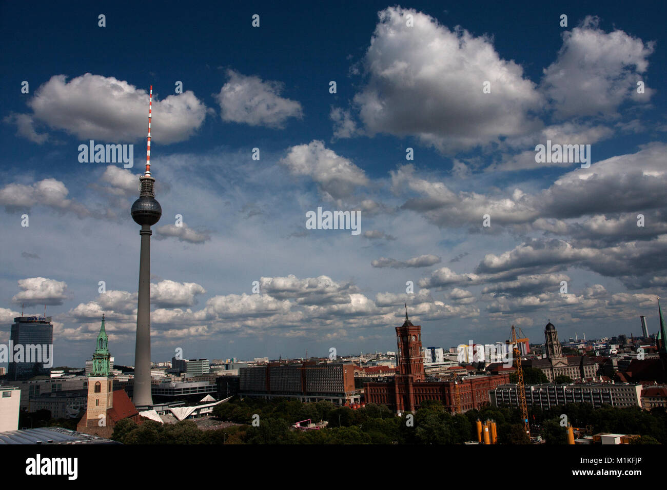 Eine Fernsicht auf den Fernsehturm auf dem Alexanderplatz in Berlin. Stockfoto