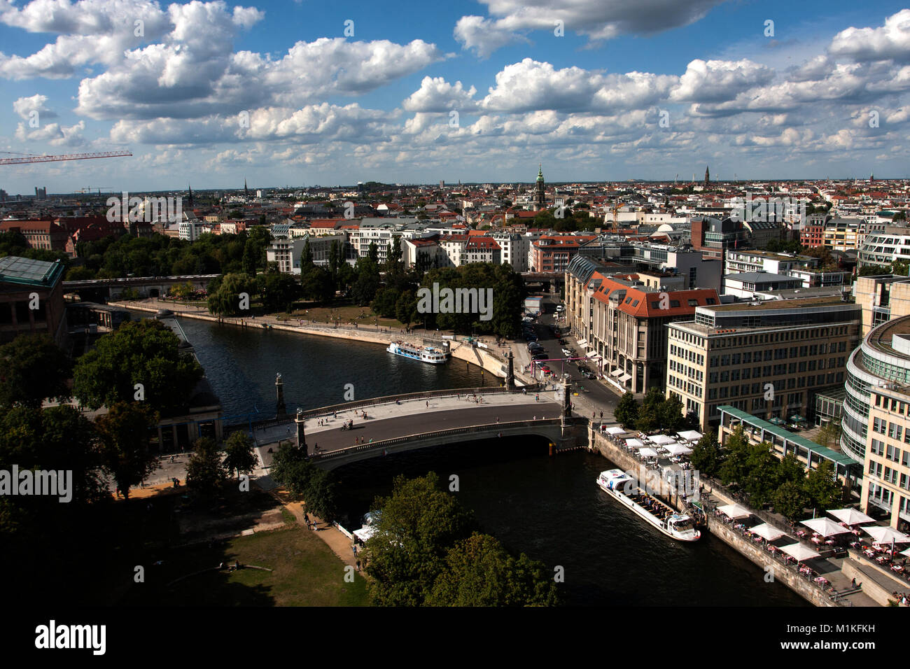 Schiffe touring Touristen auf der Spree in Berlin. Stockfoto