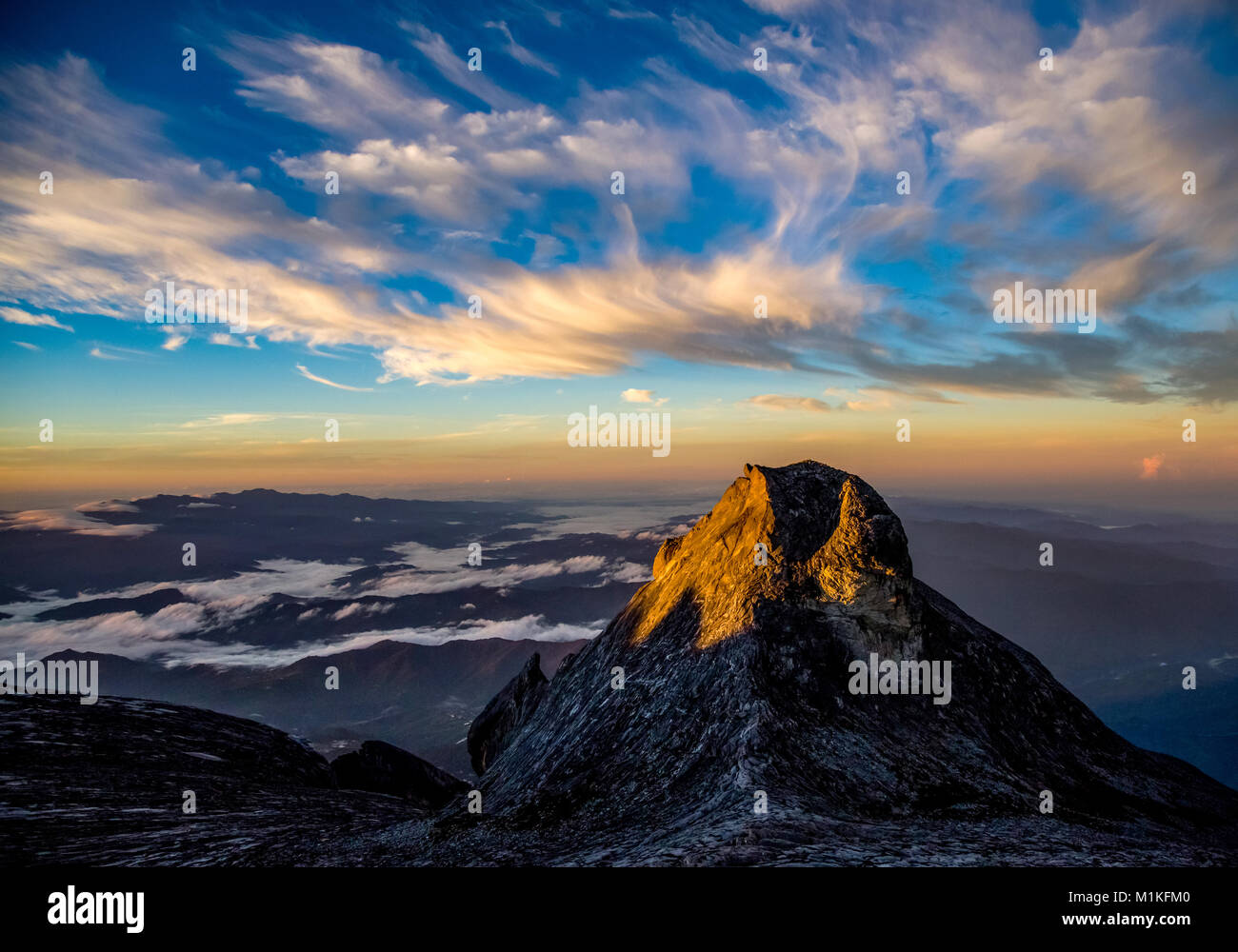 Erstes Licht am St John's Peak - eine der vielen Spitzen am Mount Kinabalu in Sabah Borneo Stockfoto