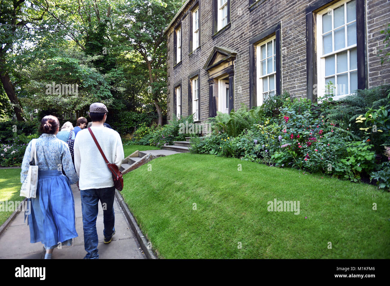 Besucher am Bronte Parsonage Museum, Howarth UK Stockfoto