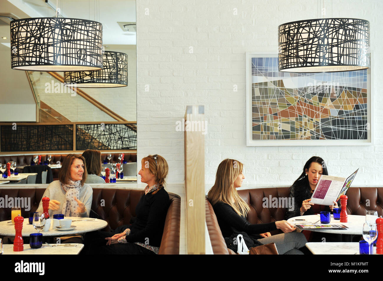 Damen, Mittagessen in einem Restaurant in England Stockfoto