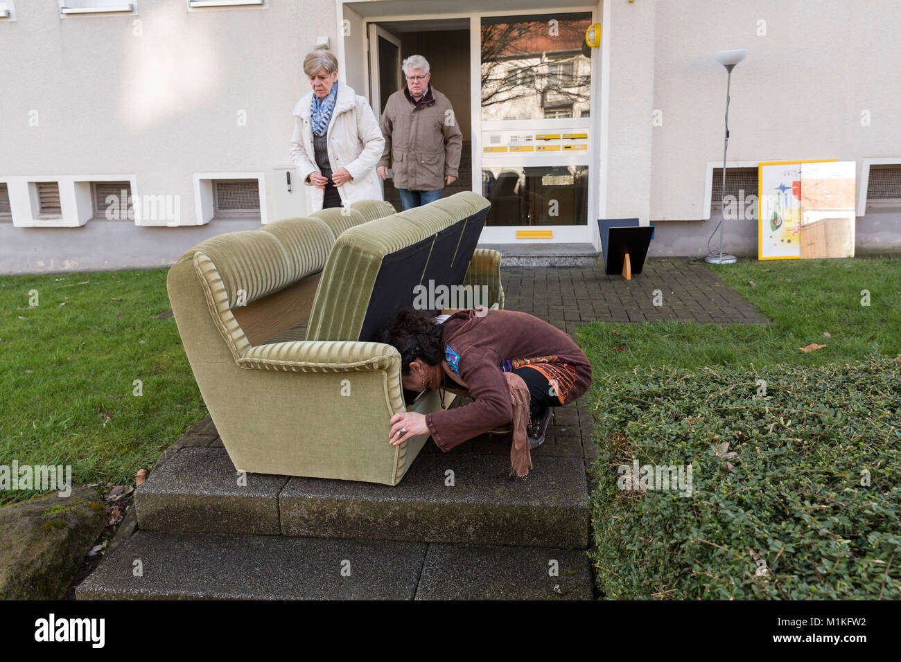 Die Freiwilligen des Vereins "Projekt Ankommen" in Dortmund ein Flüchtling Familie einen Platz zum Leben, Möbel zu erhalten und in der Wohnung zu finden. Stockfoto