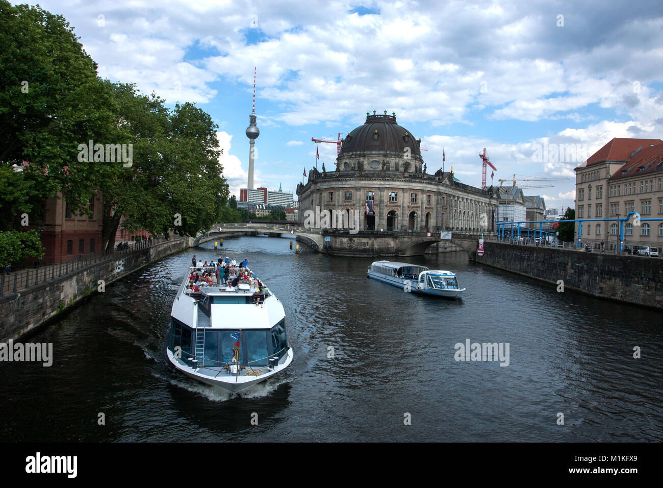 Schiffe touring Touristen auf der Spree in Berlin. Stockfoto