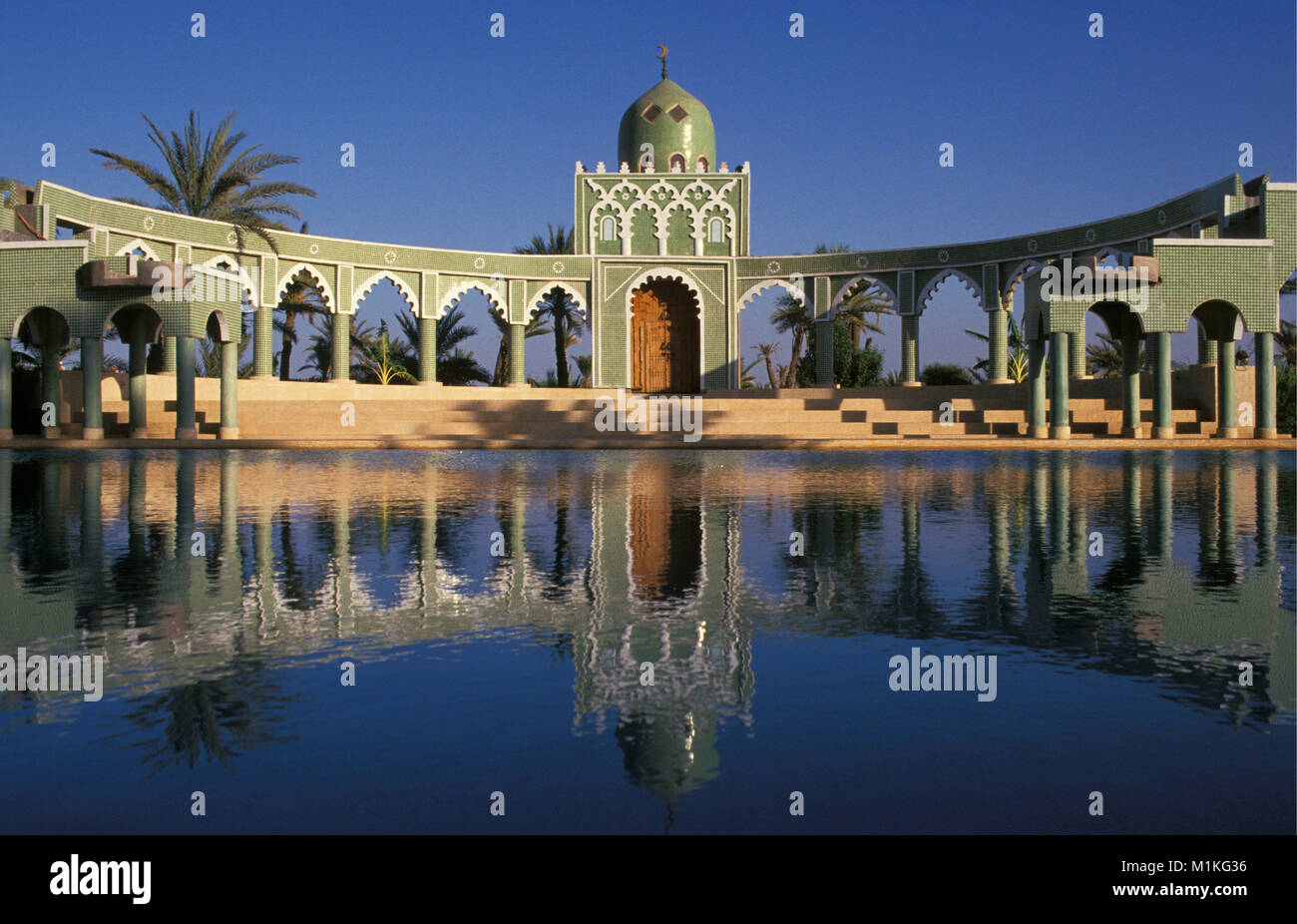 Marokko. Marrakesch. Gebäude. Typisch arabischer Architektur. Palmen. Chez Ali touristischen Zentrum. Stockfoto